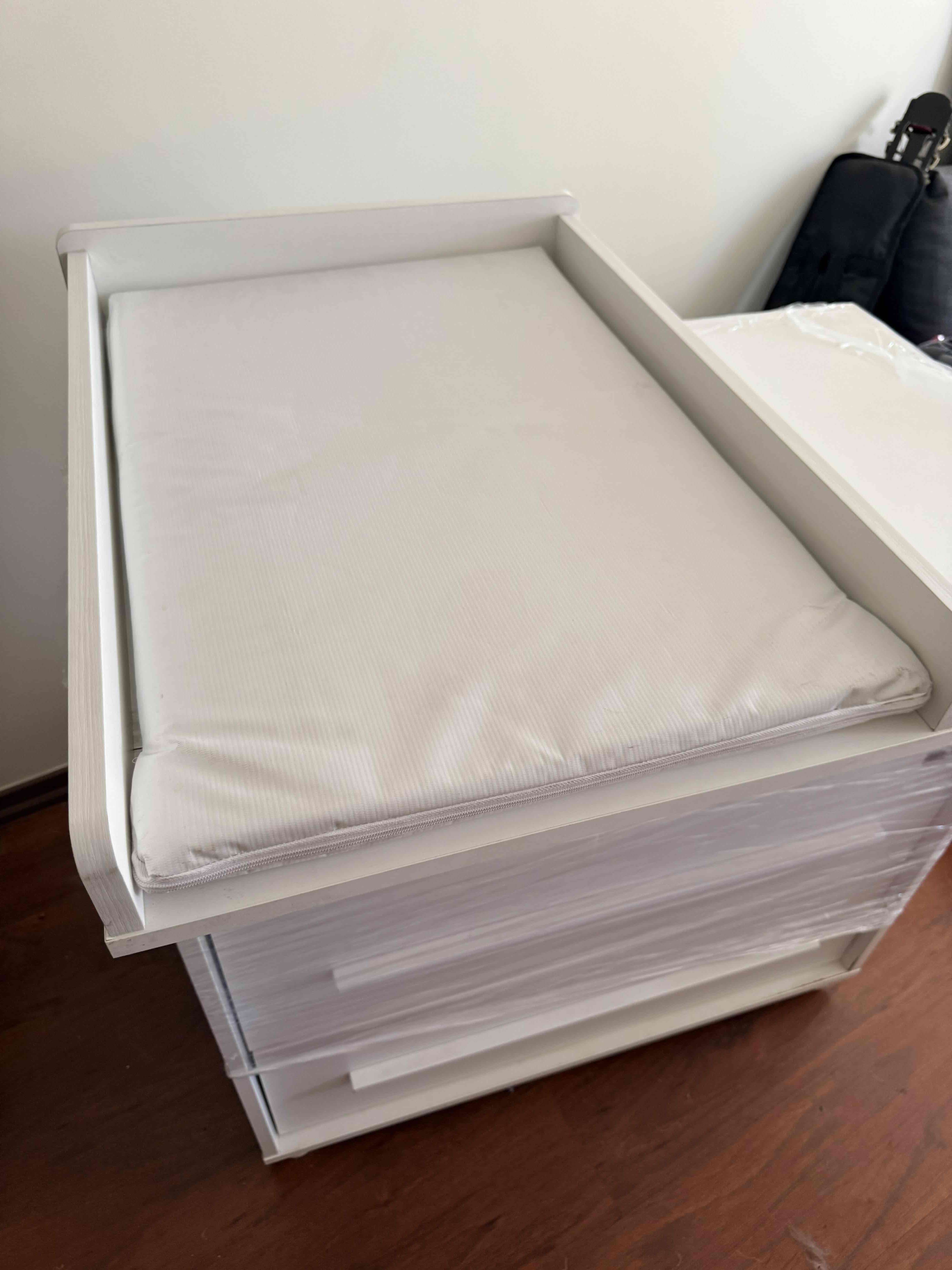 Cómoda blanca nueva con cajones/mudador removible - miniatura 2