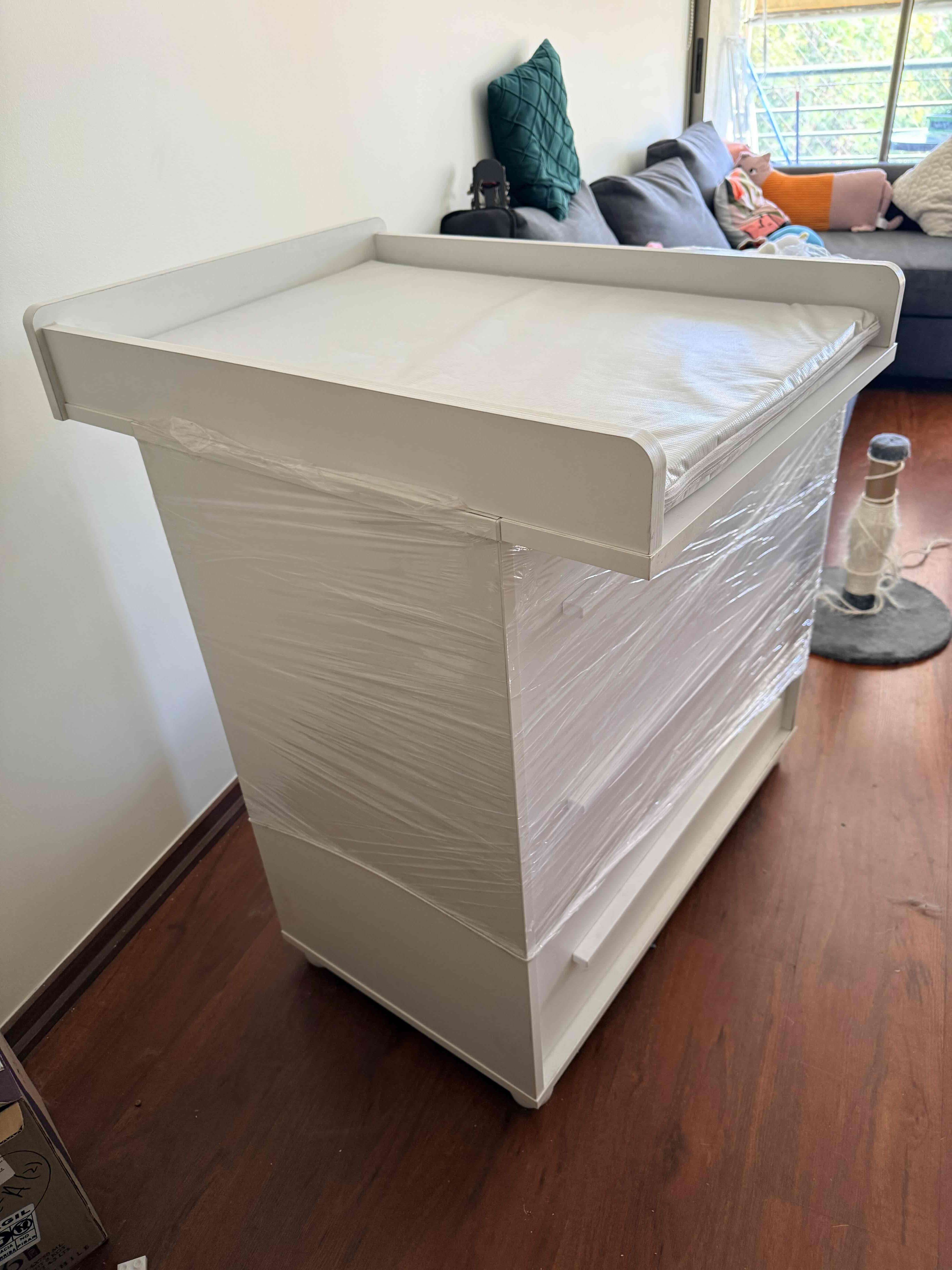 Cómoda blanca nueva con cajones/mudador removible - miniatura 4