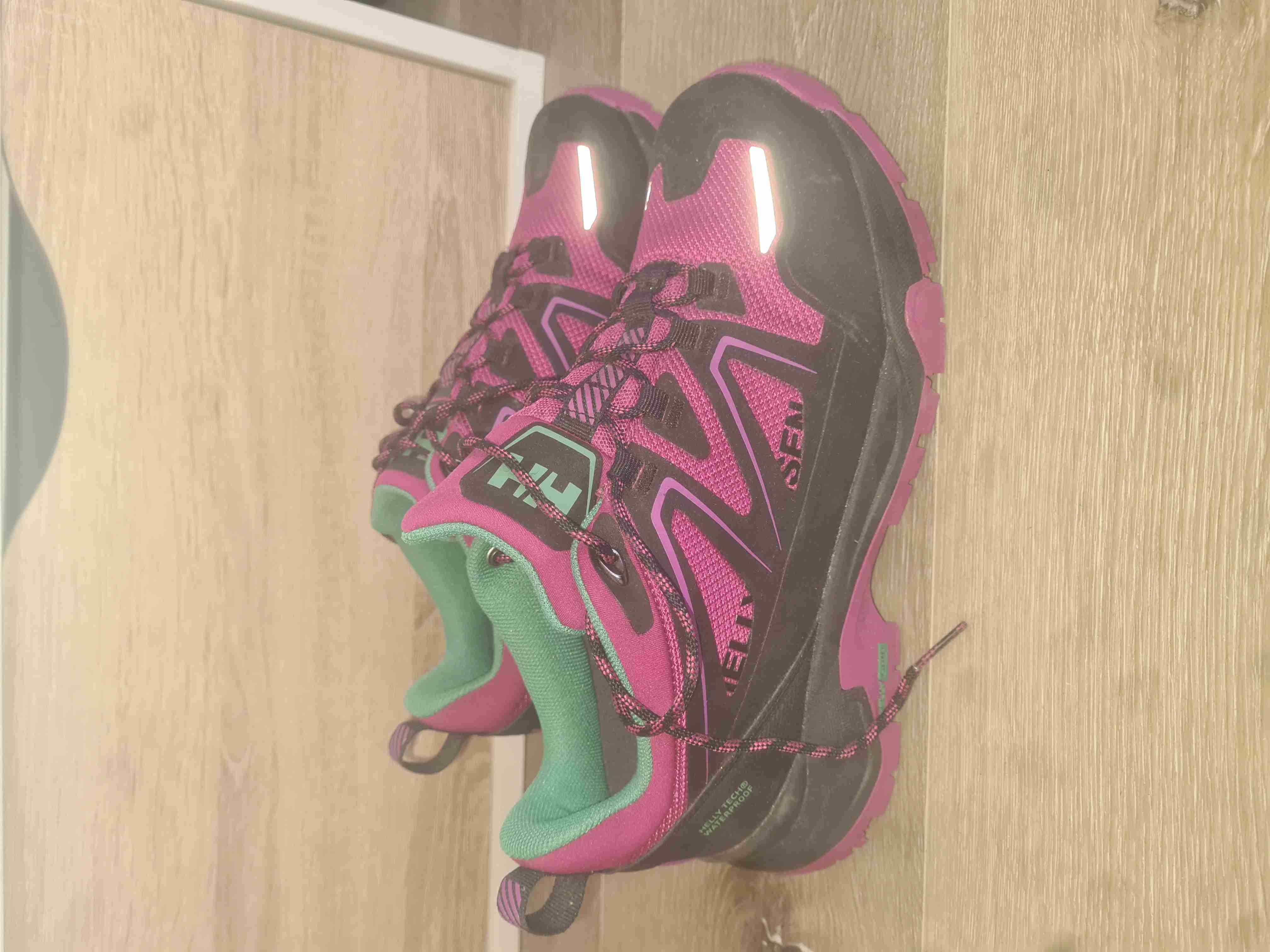 Zapatillas outdoor fucsias y negras