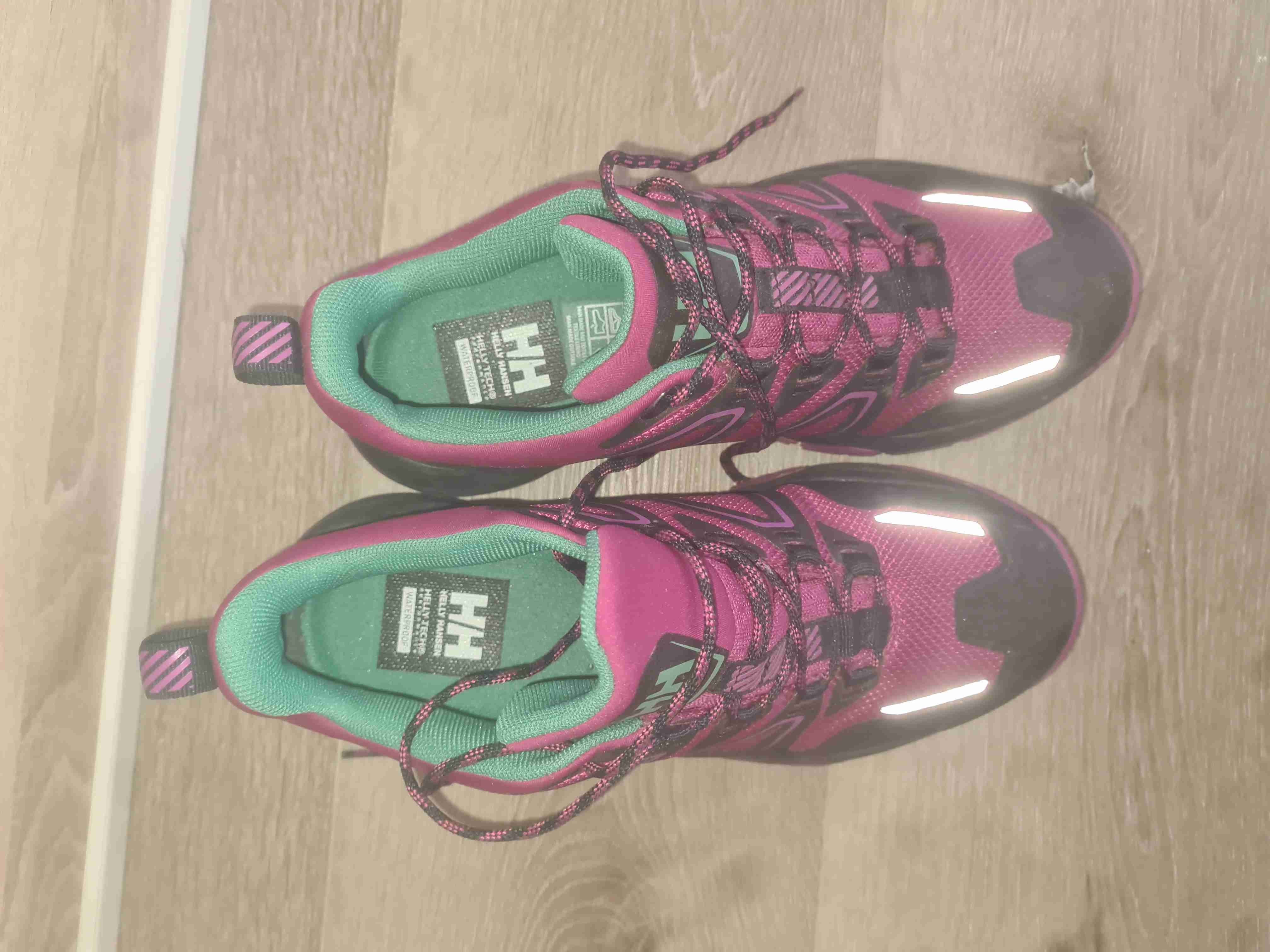 Zapatillas outdoor fucsias y negras - miniatura 2