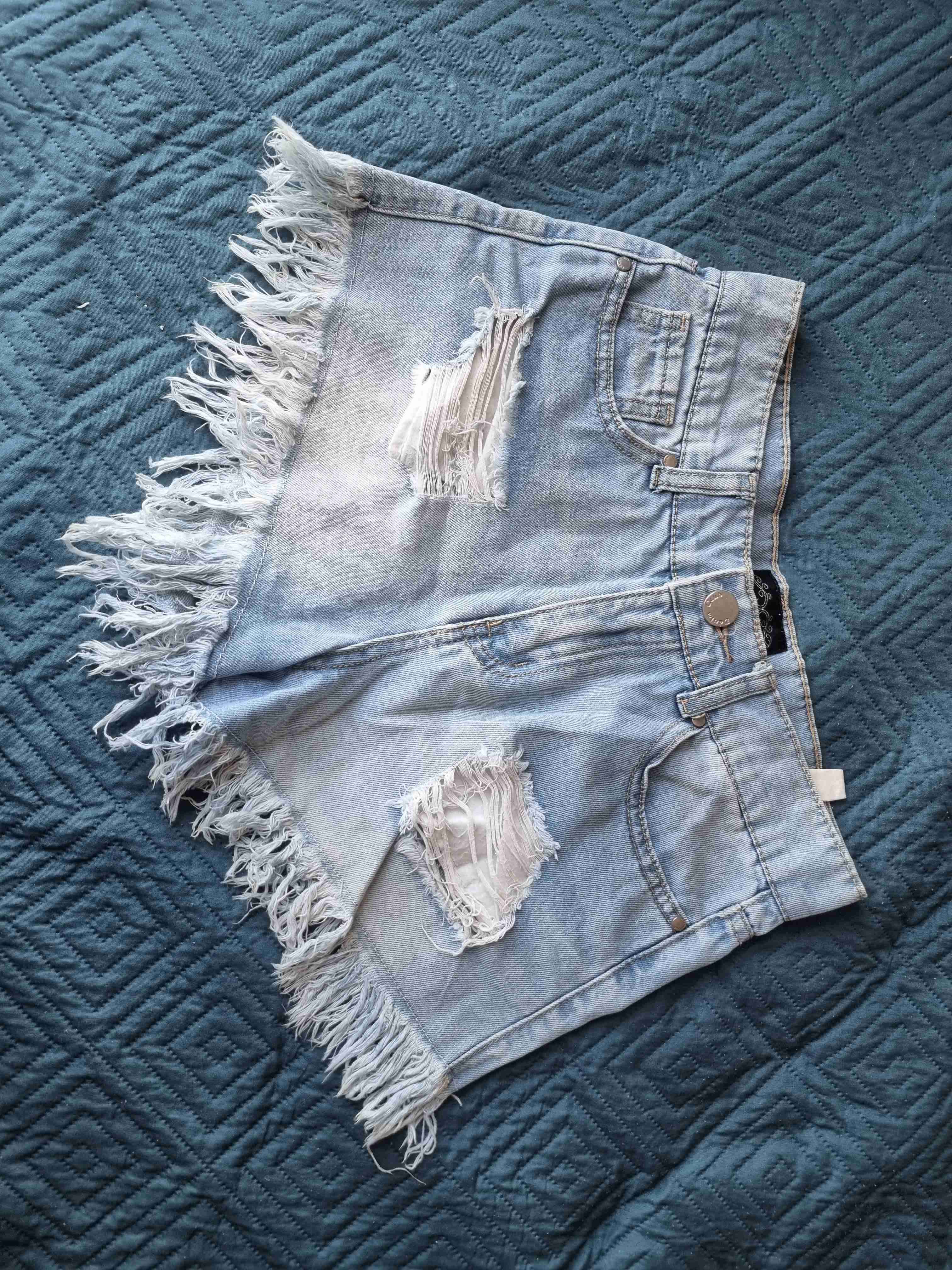 Shorts de mezclilla con flecos