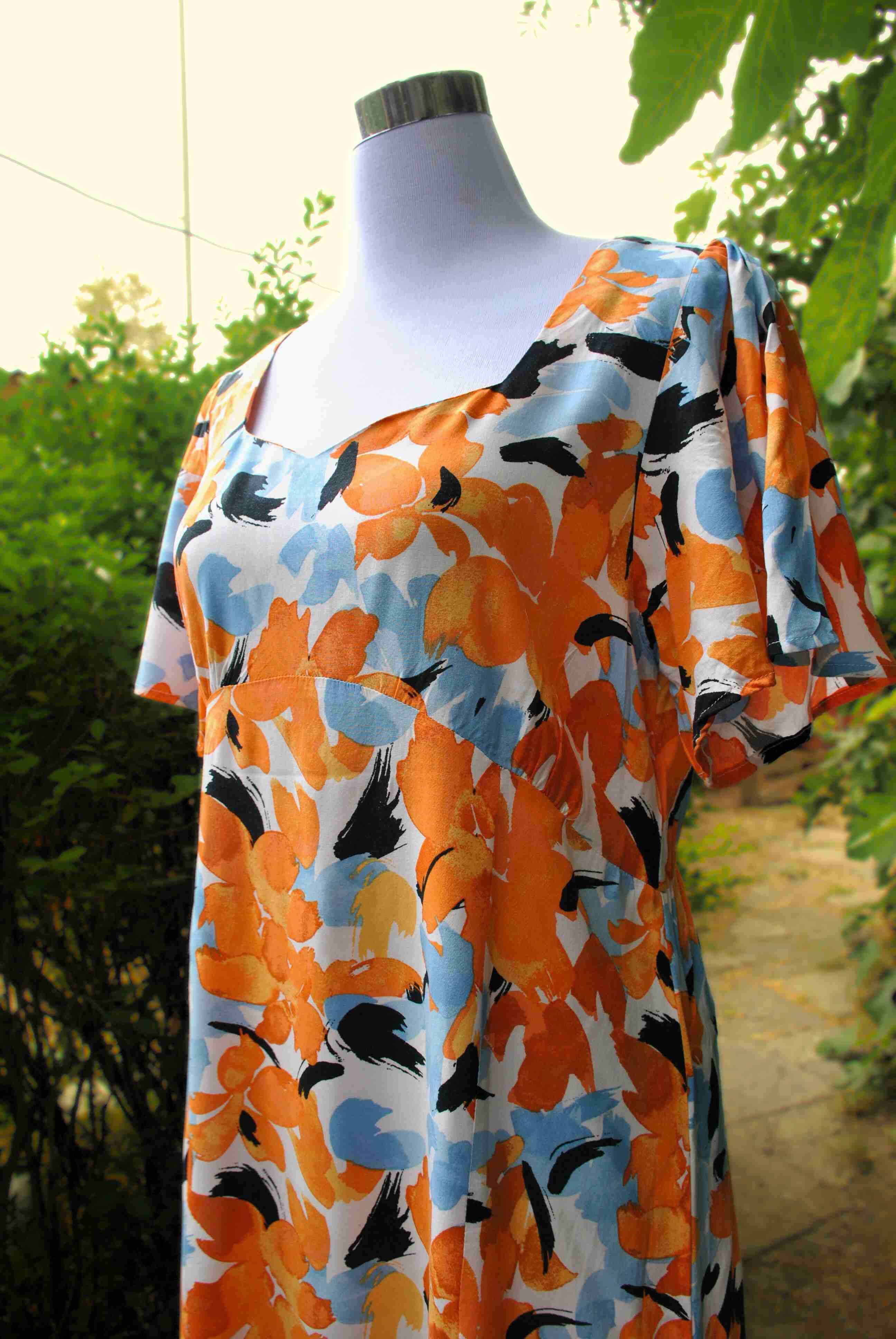 Vestido floral naranja y azul