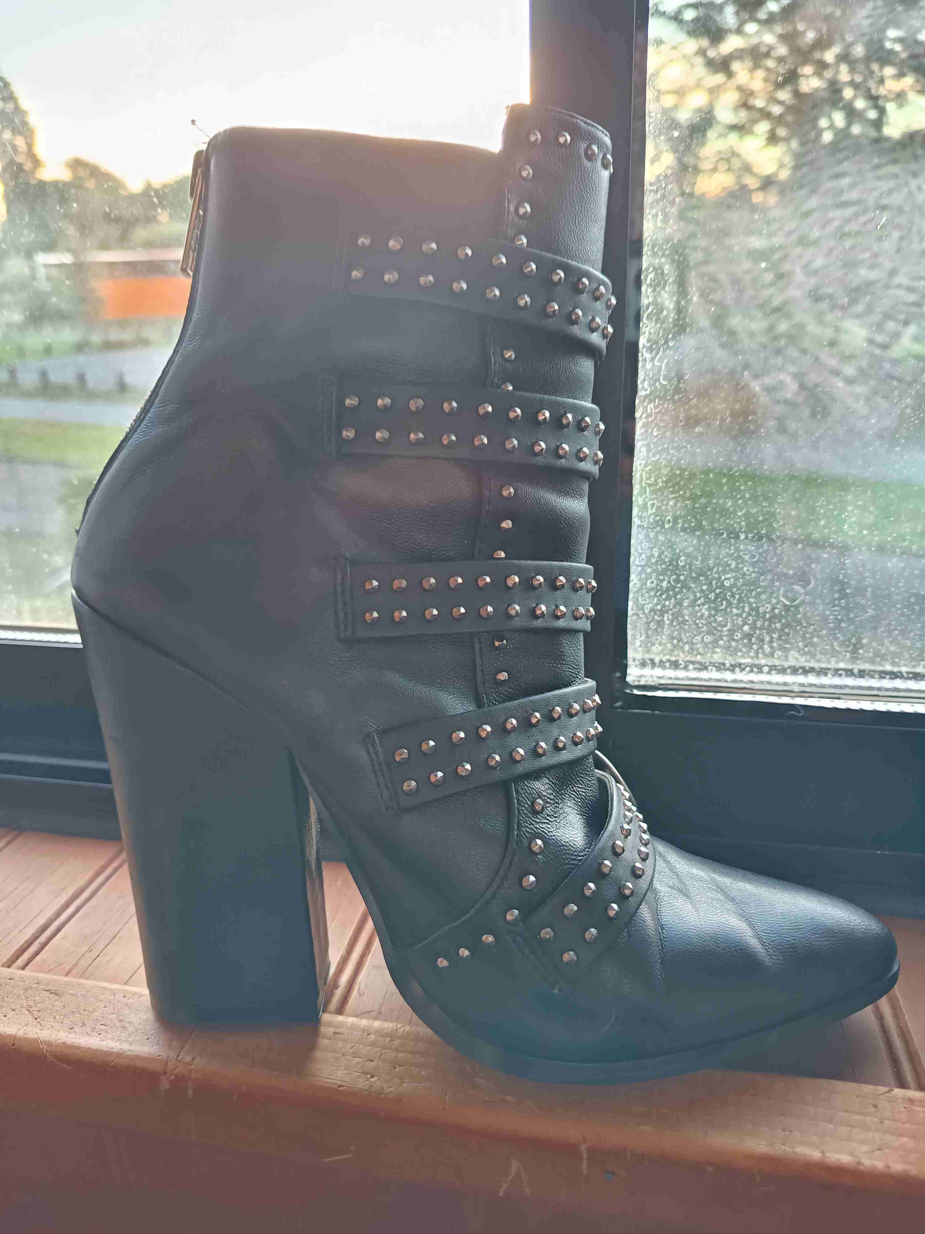 Botines negros con hebillas - miniatura 2