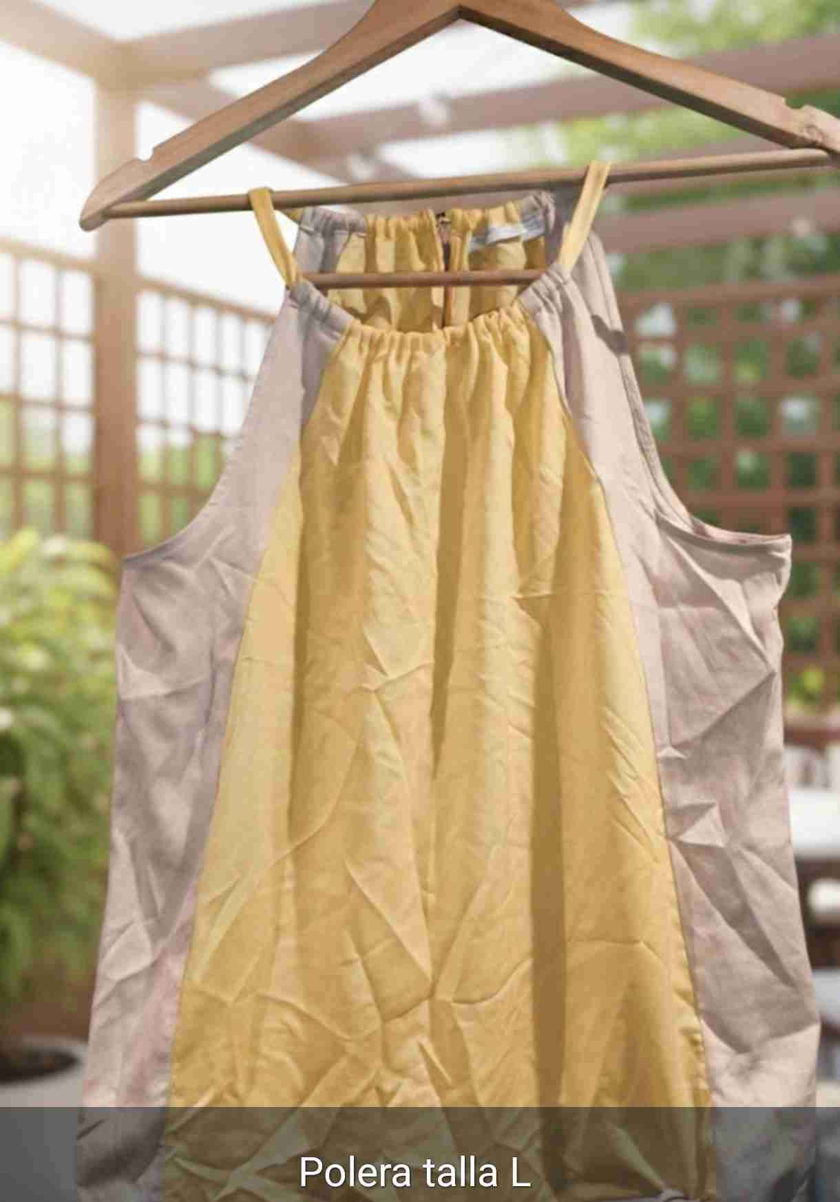 Polera amarilla sin mangas