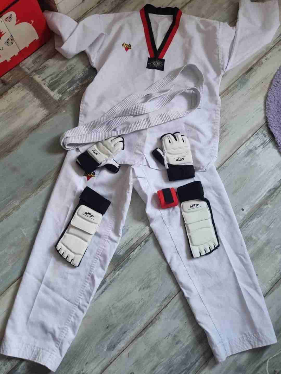 Uniforme de taekwondo con guantes