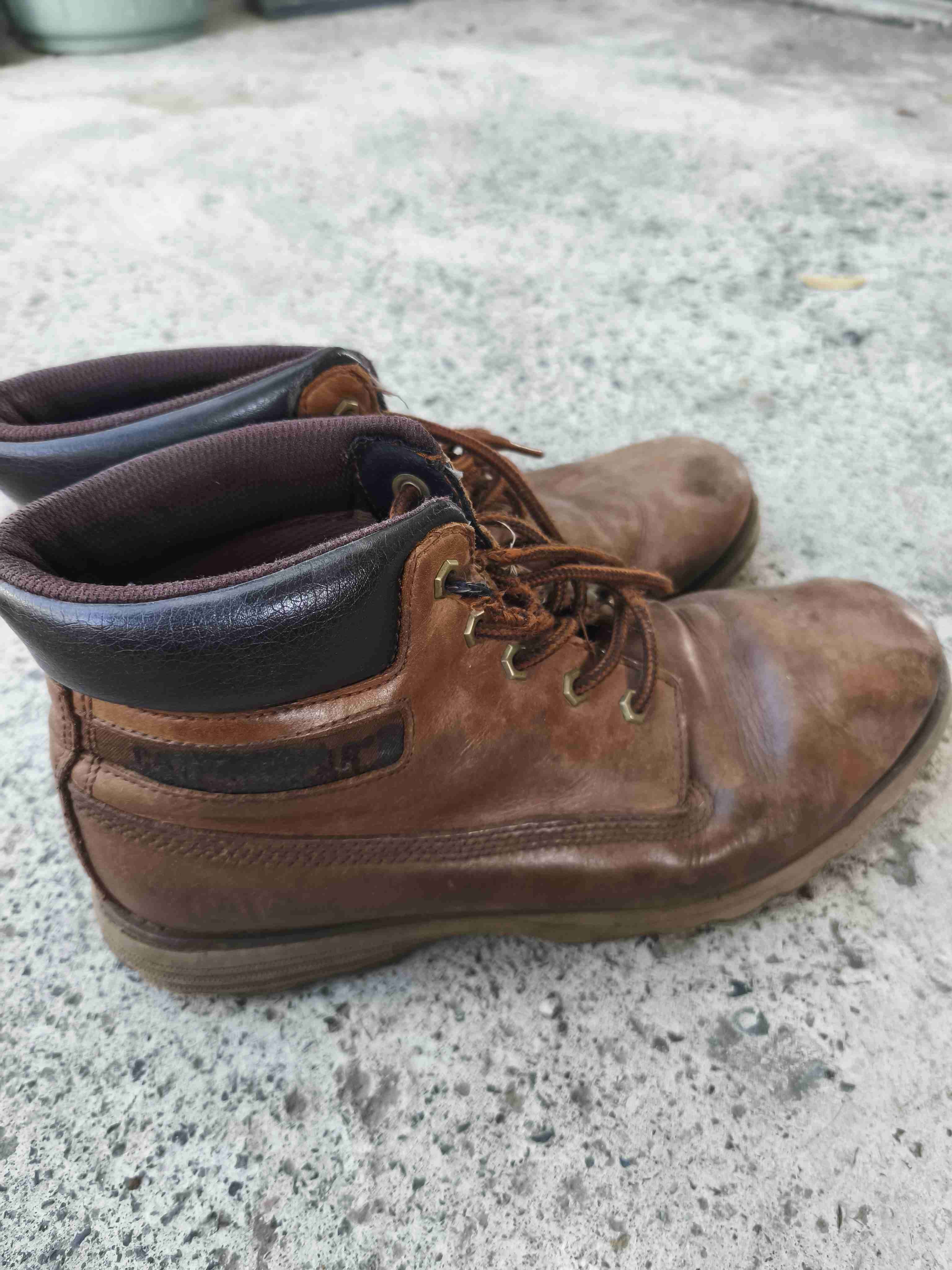 Bototos de cuero marrón marca CAT