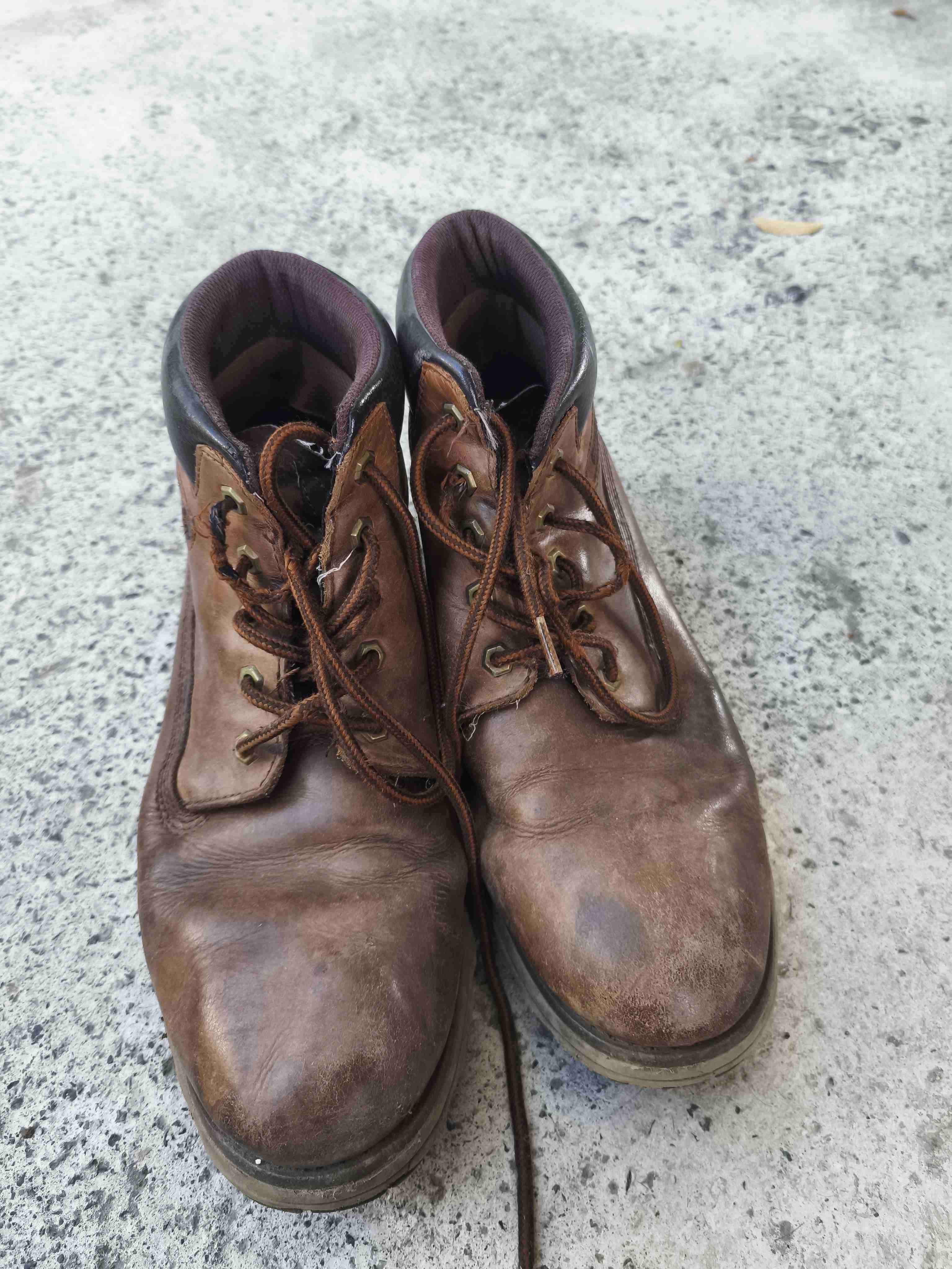 Bototos de cuero marrón marca CAT - miniatura 2