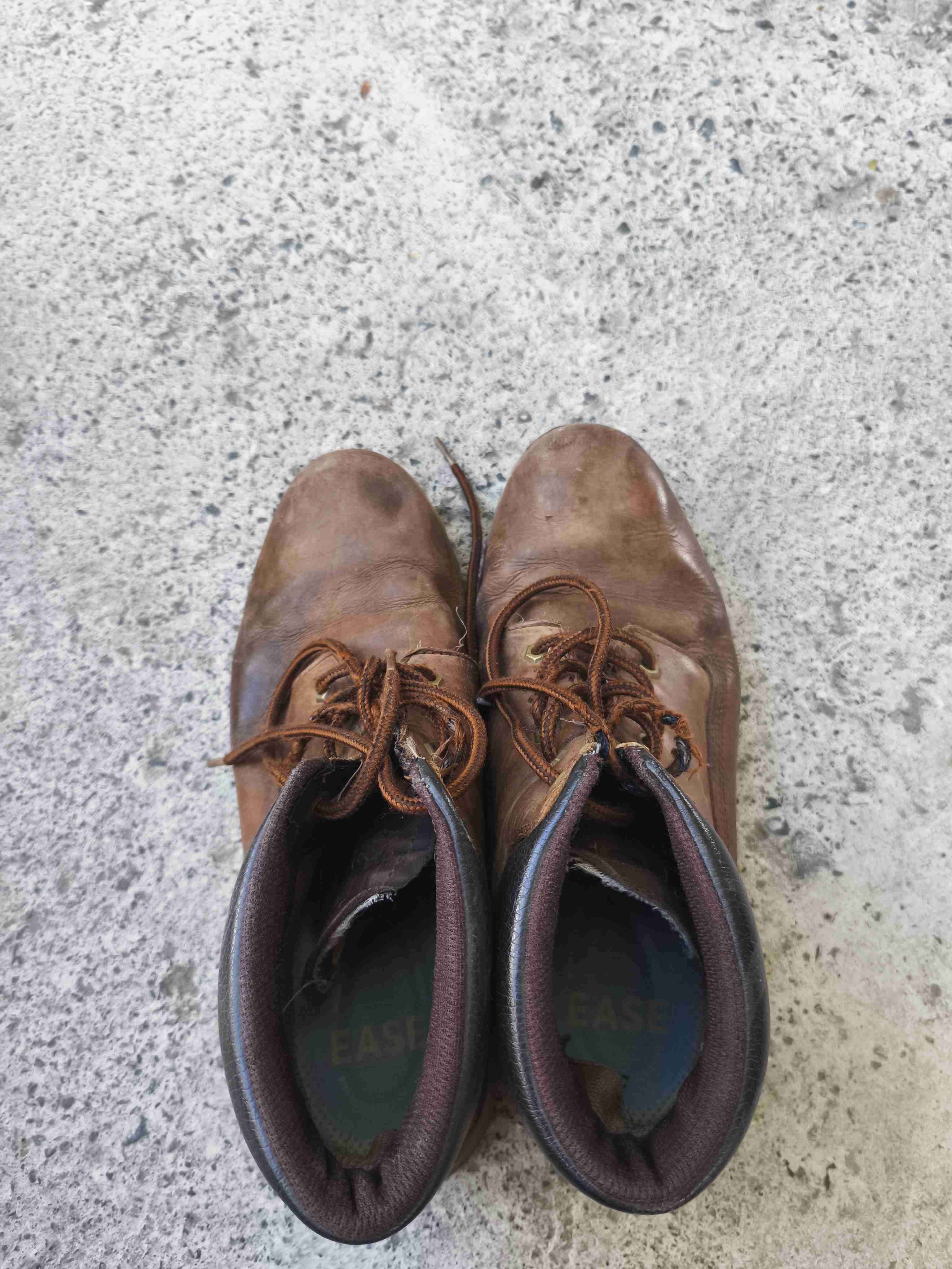 Bototos de cuero marrón marca CAT - miniatura 3