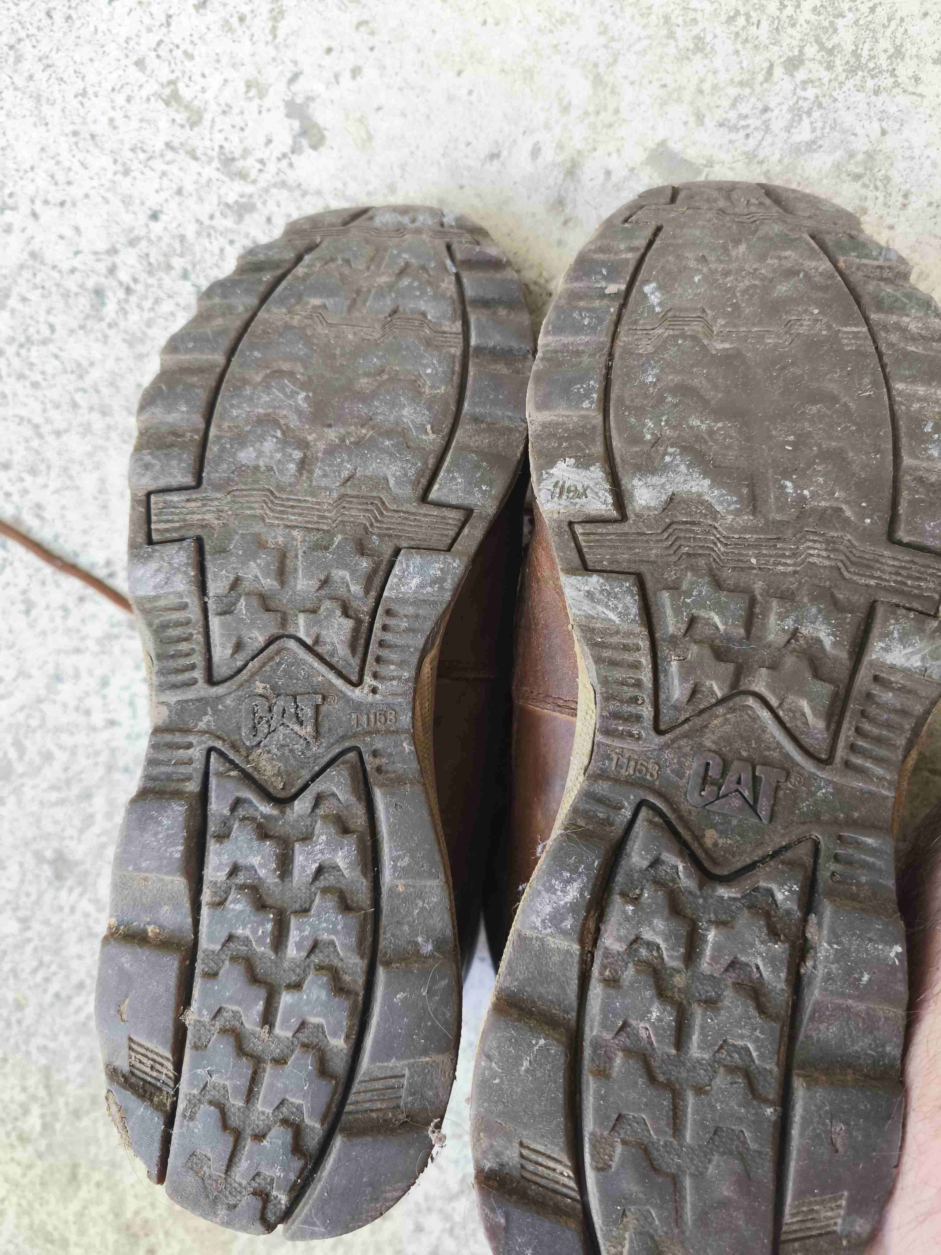 Bototos de cuero marrón marca CAT - miniatura 4