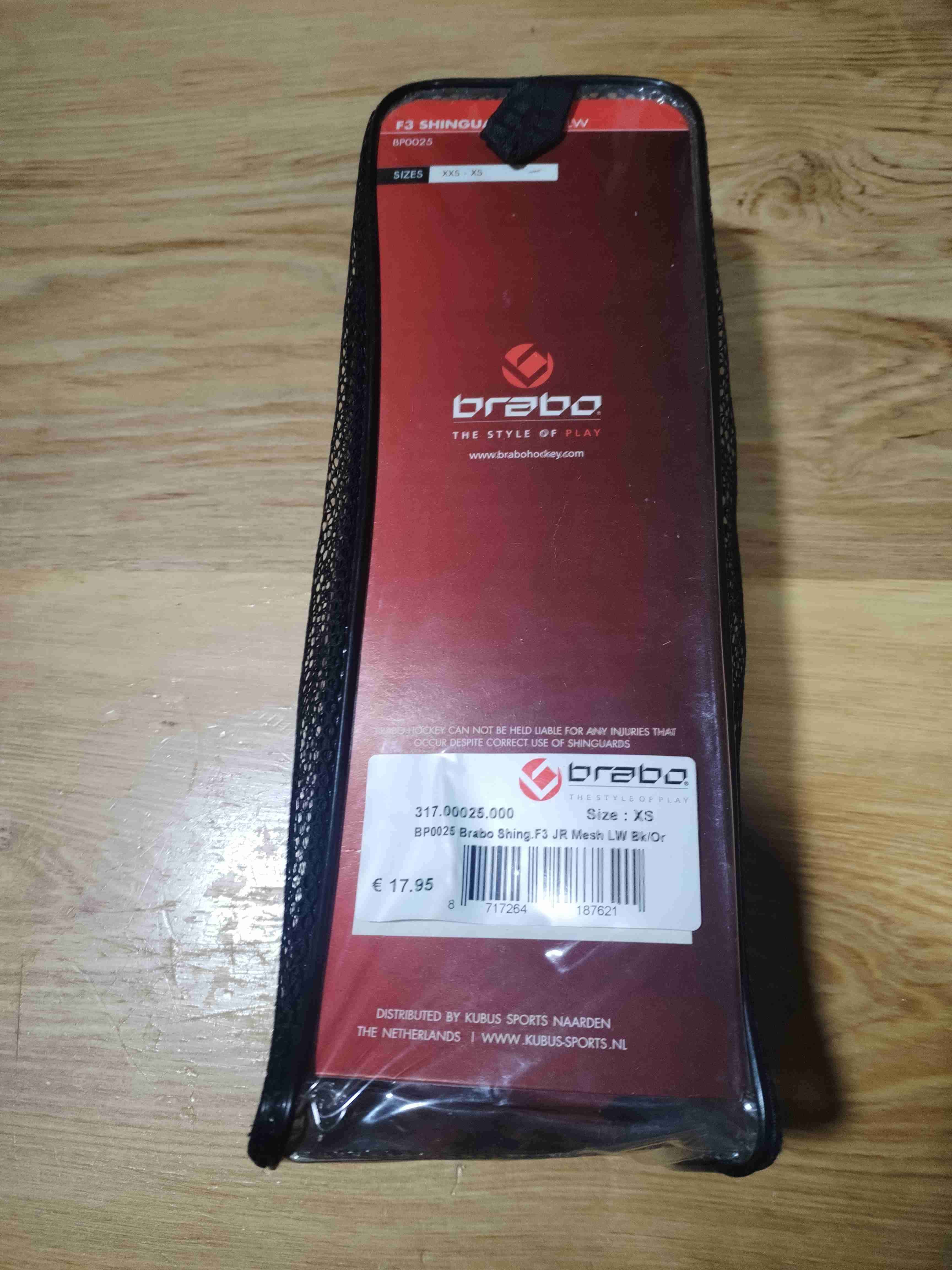 Canilleras deportivas negras y naranjas - miniatura 2