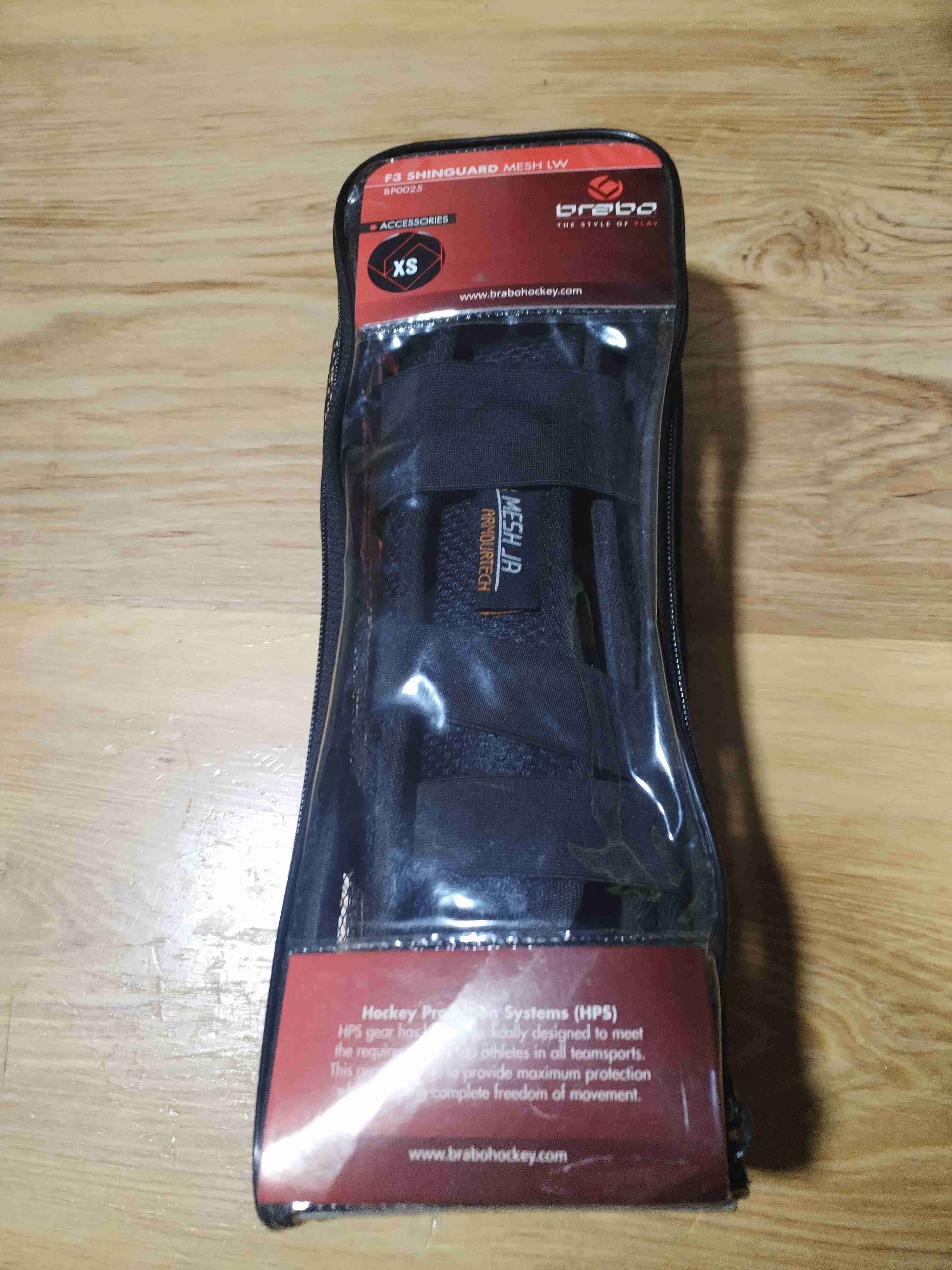 Canilleras deportivas negras y naranjas - miniatura 3