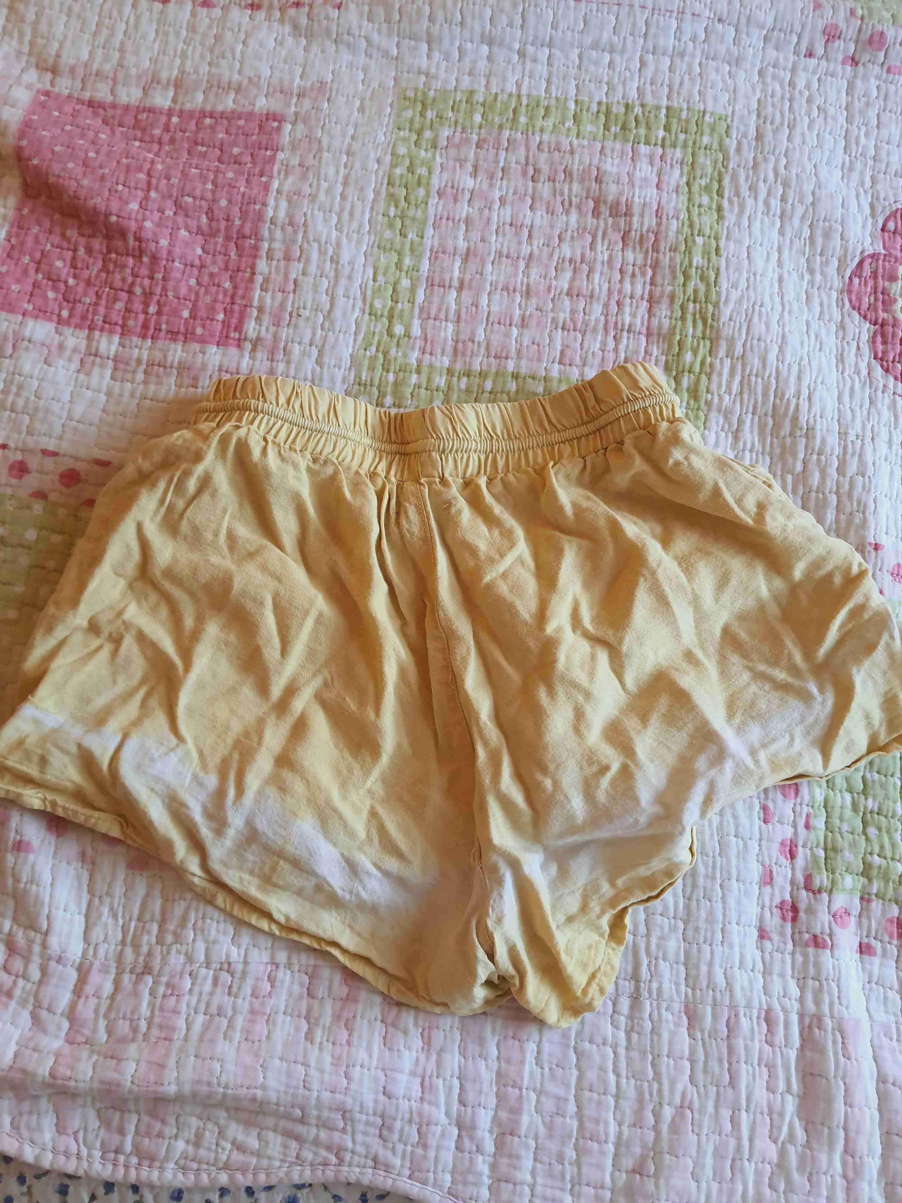 Shorts deportivos amarillos - miniatura 2