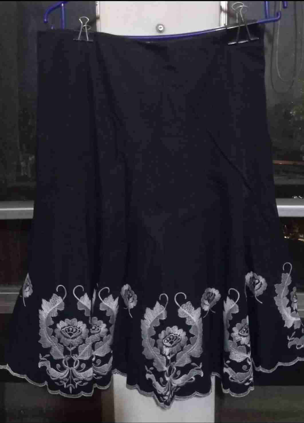 Falda negra con bordado floral