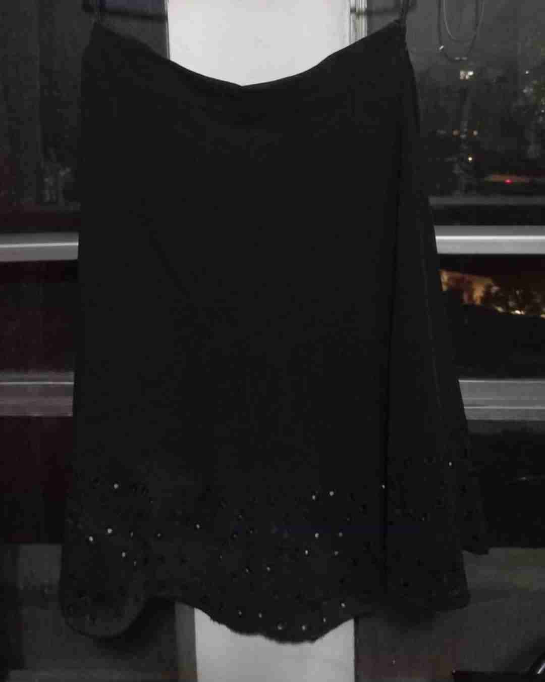 Falda negra con bordado