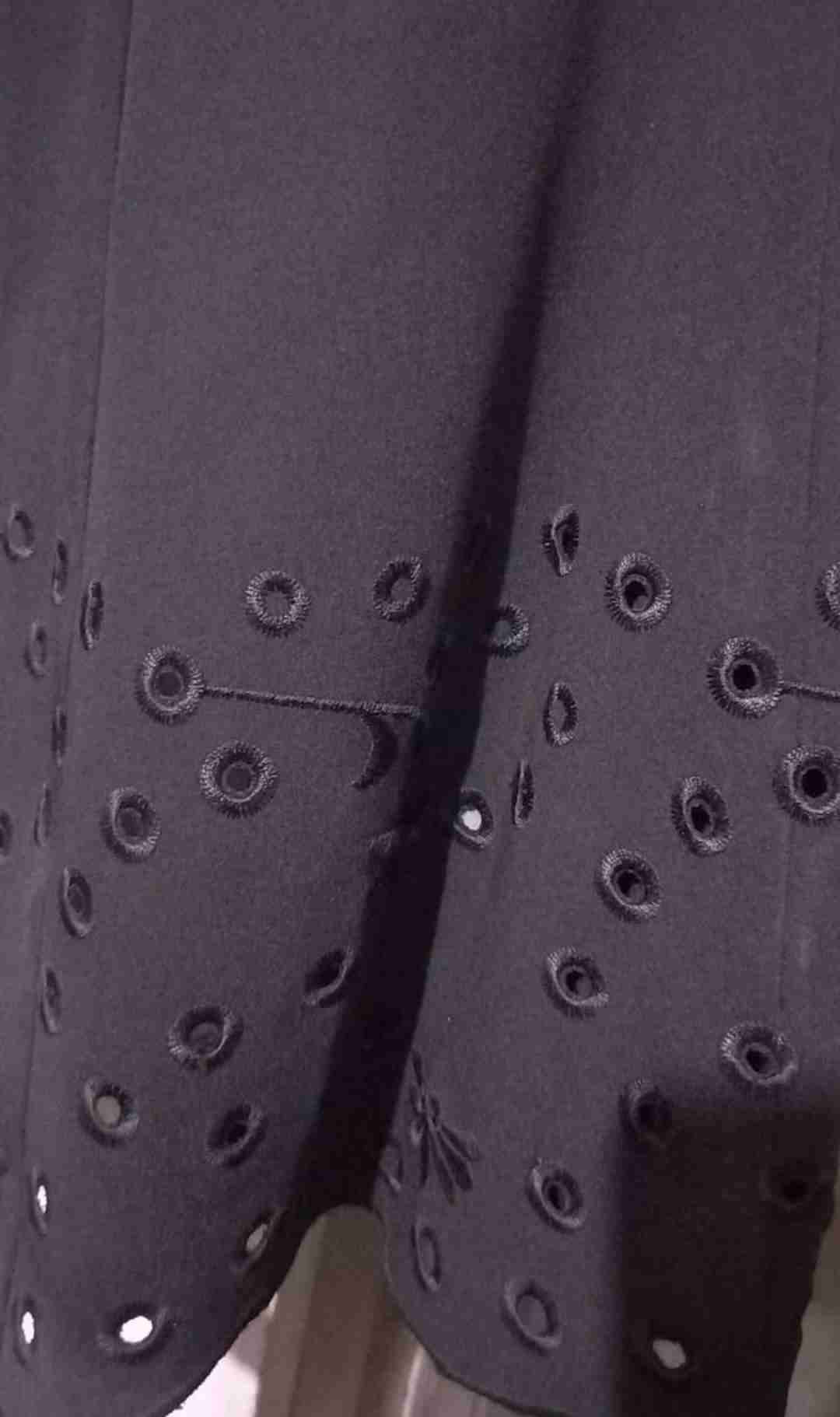 Falda negra con bordado - miniatura 2