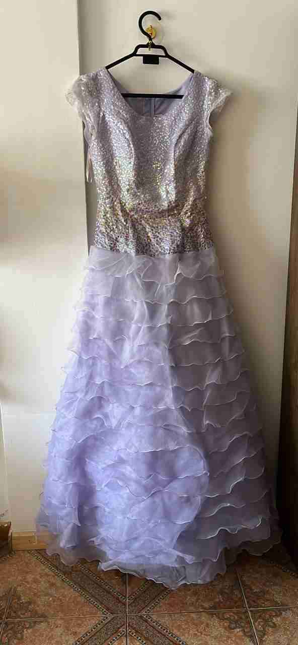 Vestido de gala lila con lentejuelas