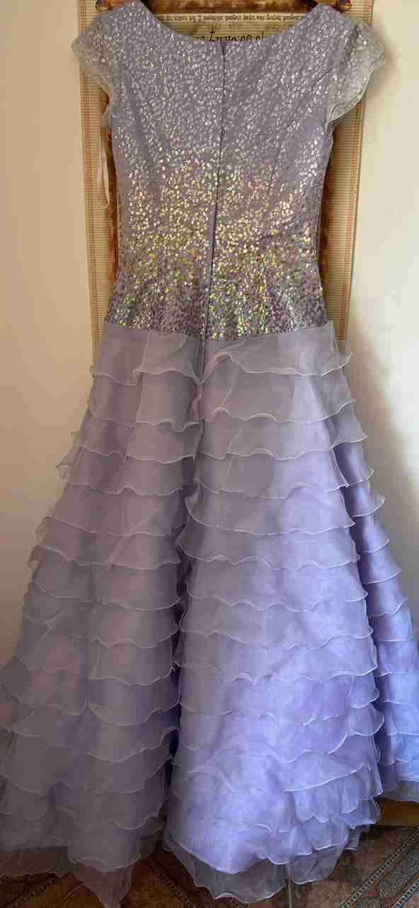 Vestido de gala lila con lentejuelas - miniatura 2