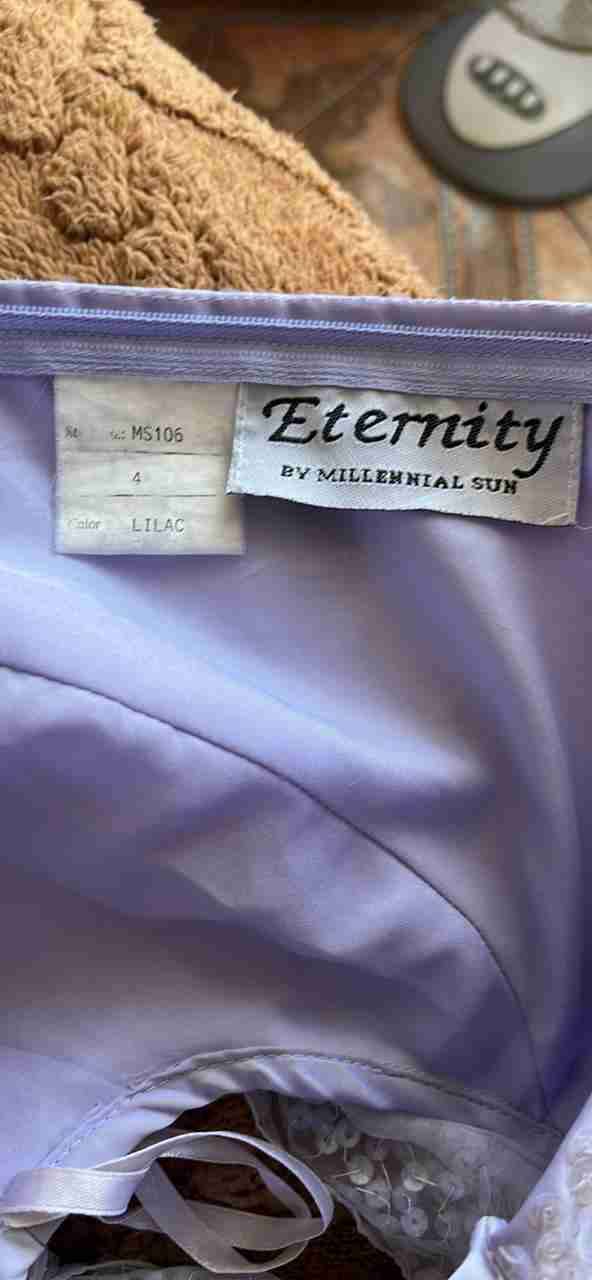 Vestido de gala lila con lentejuelas - miniatura 3