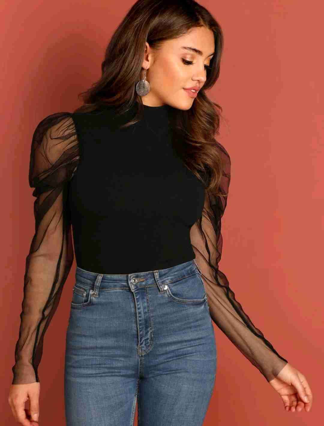 Blusa negra de mangas traslúcidas