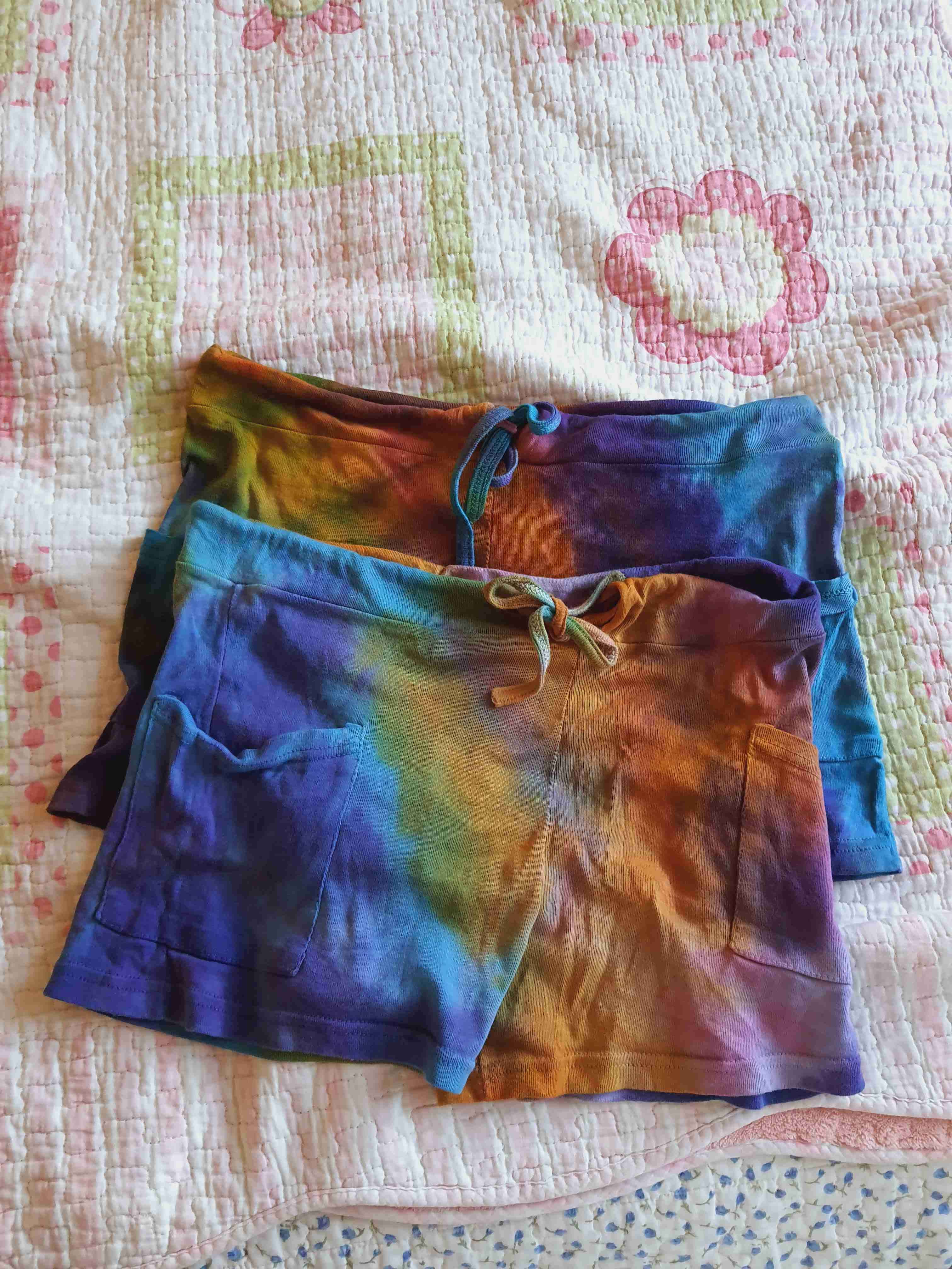 Shorts tie-dye coloridos