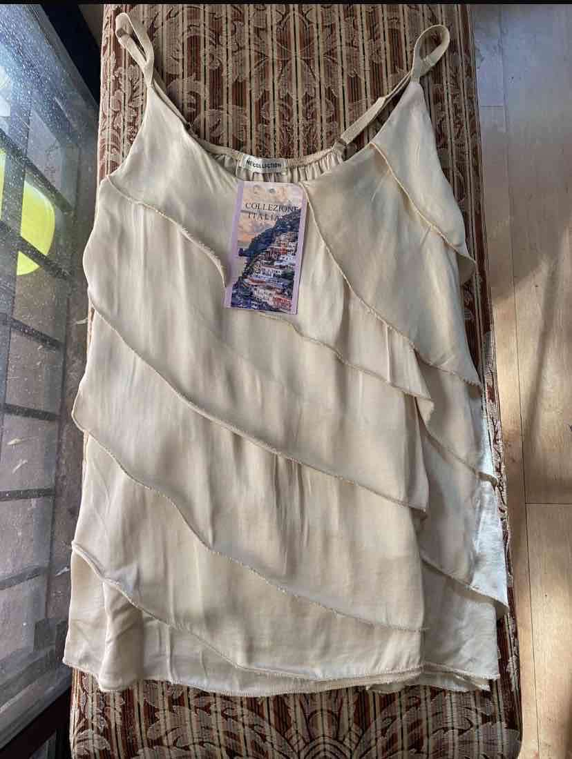 Lencera italiana beige de tirantes con capas