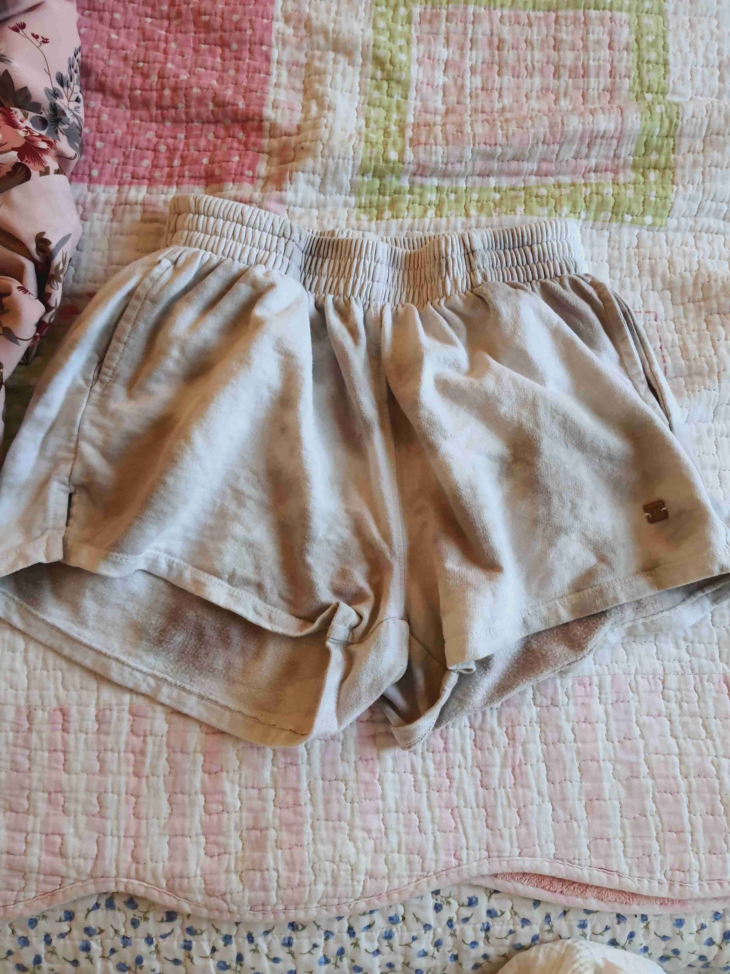 Shorts deportivos gris claro