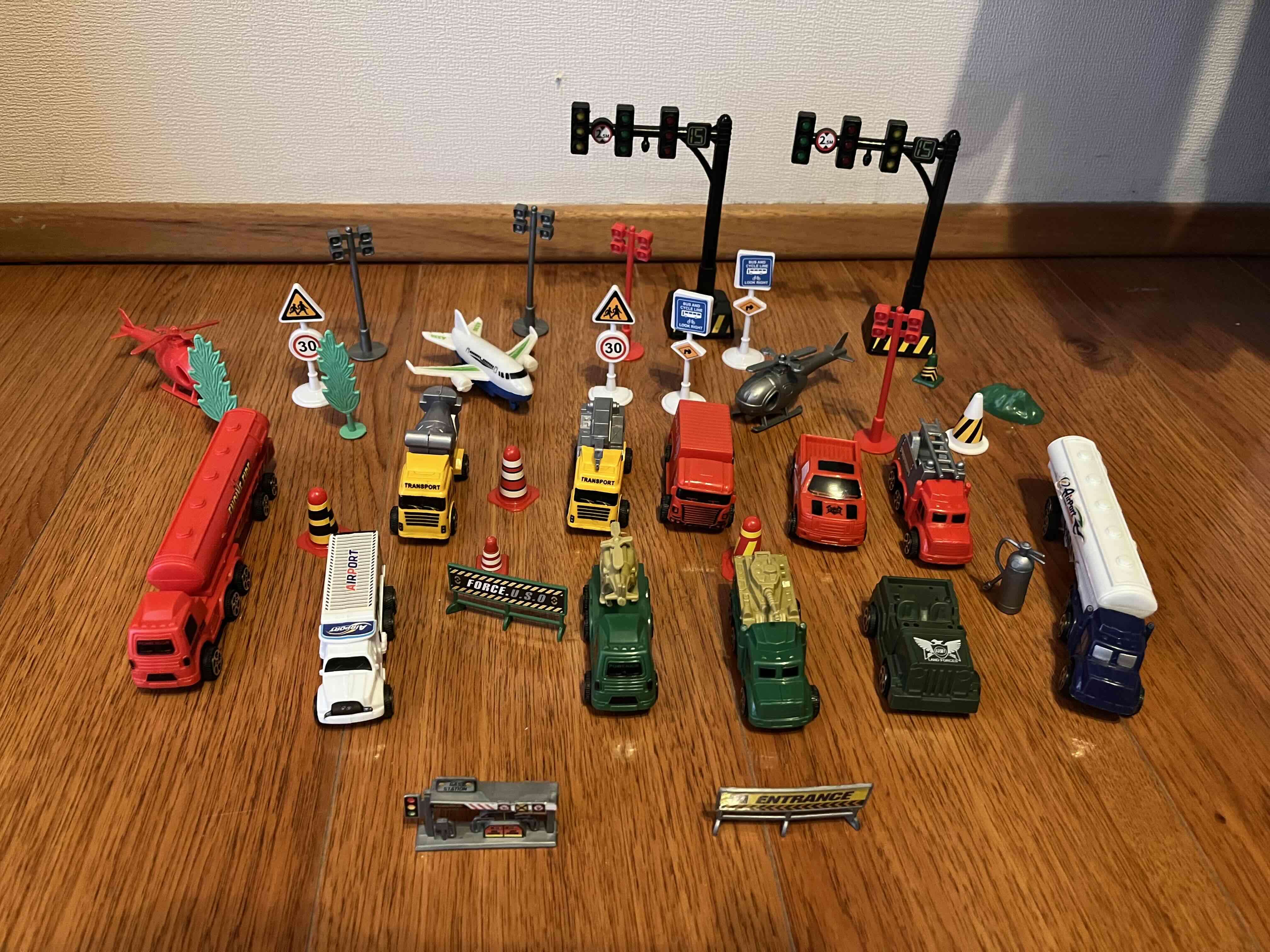 Set de vehículos y señales de juguete