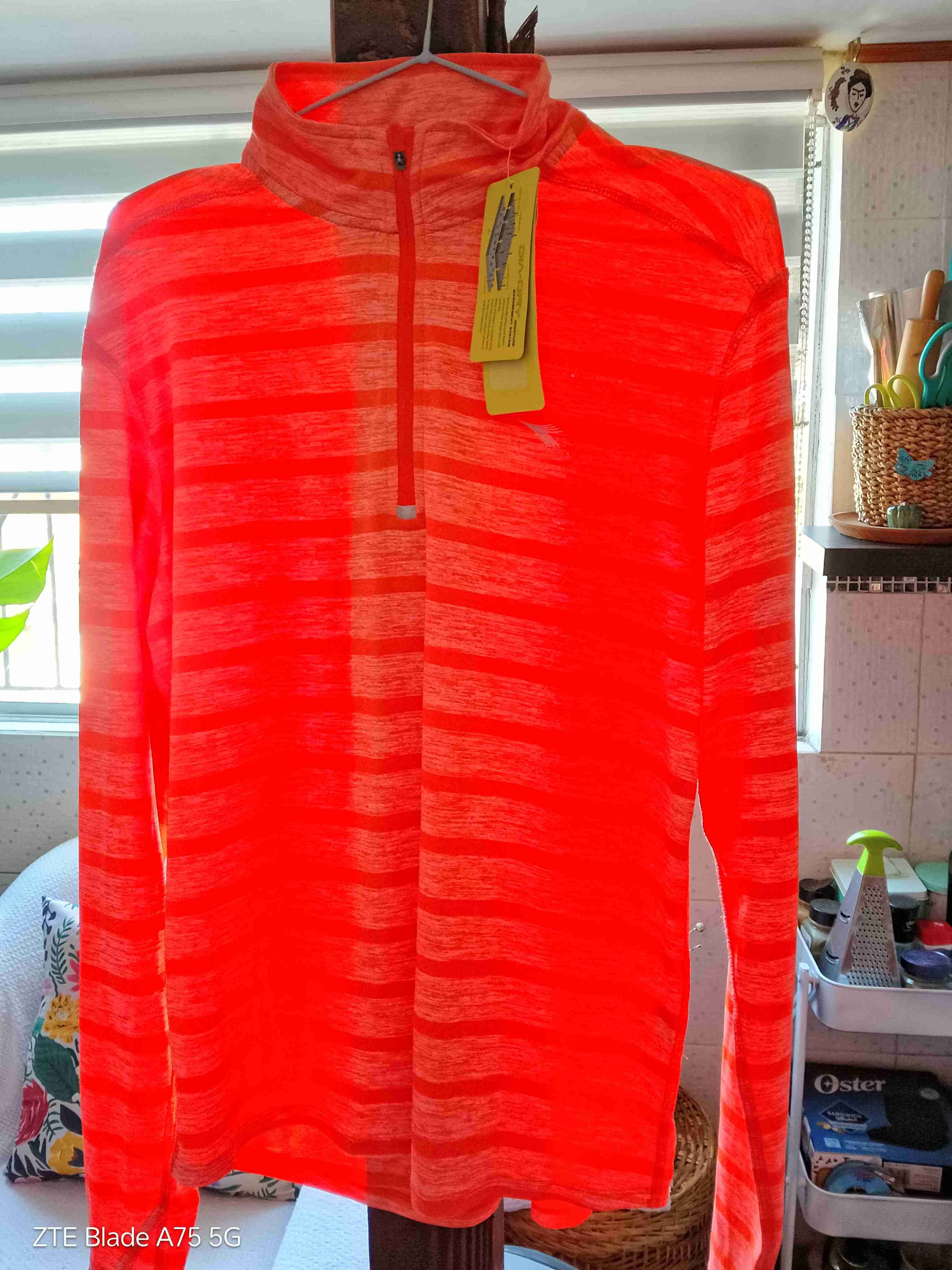 Polera deportiva roja con filtro UV - miniatura 2