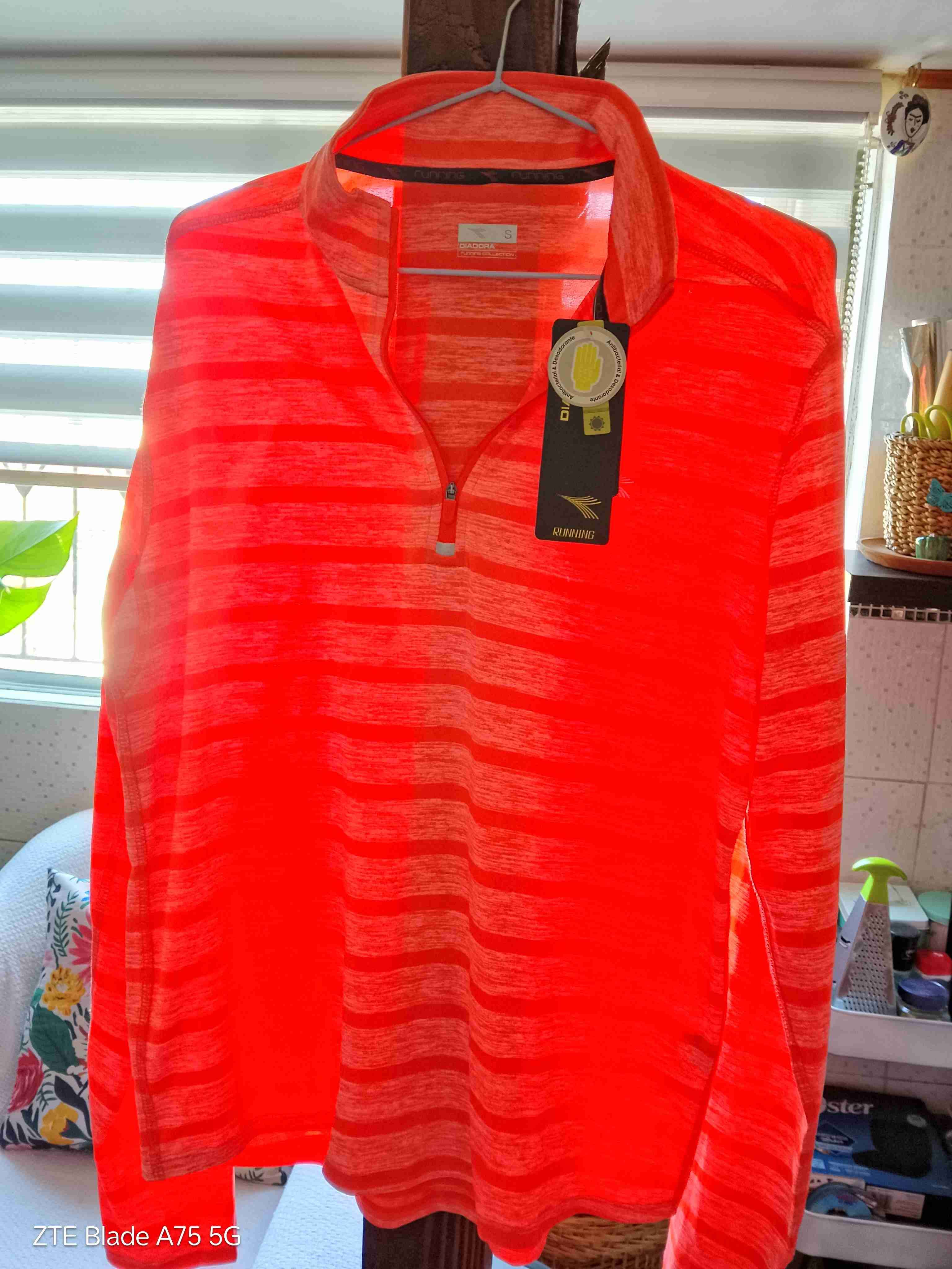 Polera deportiva roja con filtro UV - miniatura 4