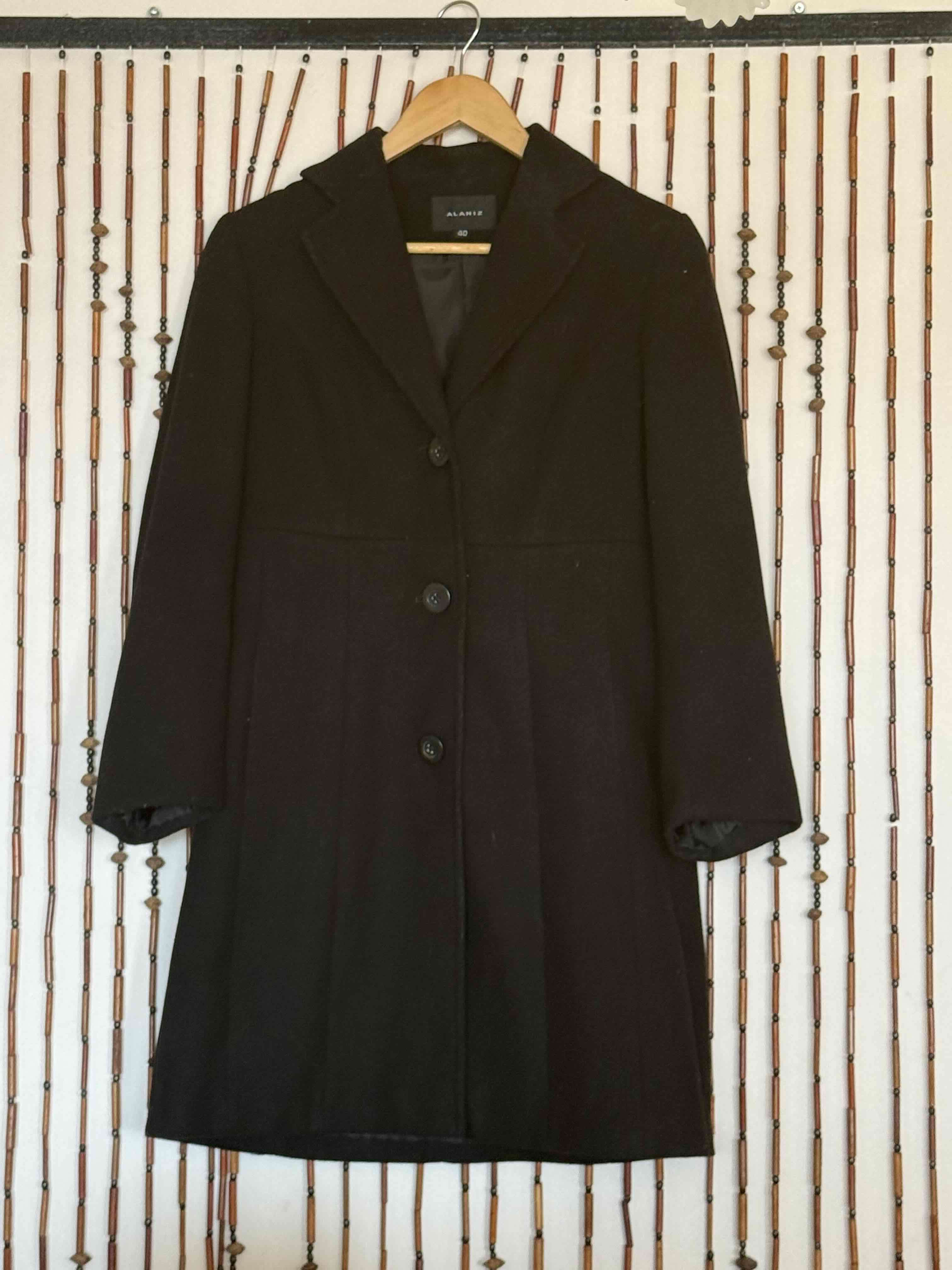 Abrigo negro de paño elegante