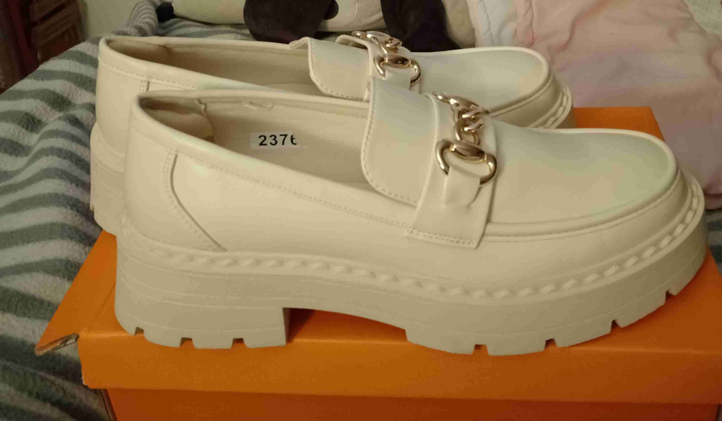 Zapatos mocasines blancos con hebillas