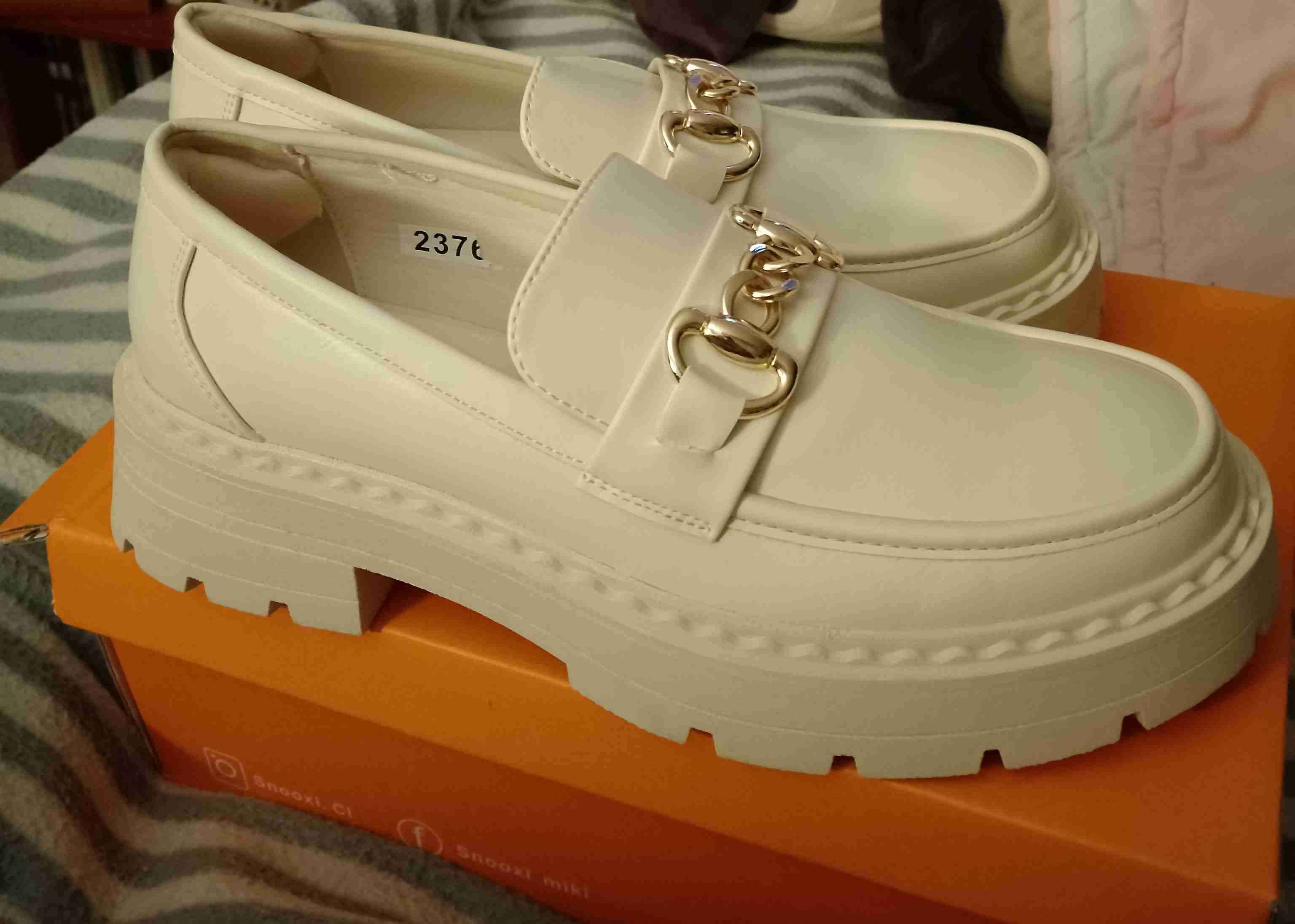 Zapatos mocasines blancos con hebillas - miniatura 3
