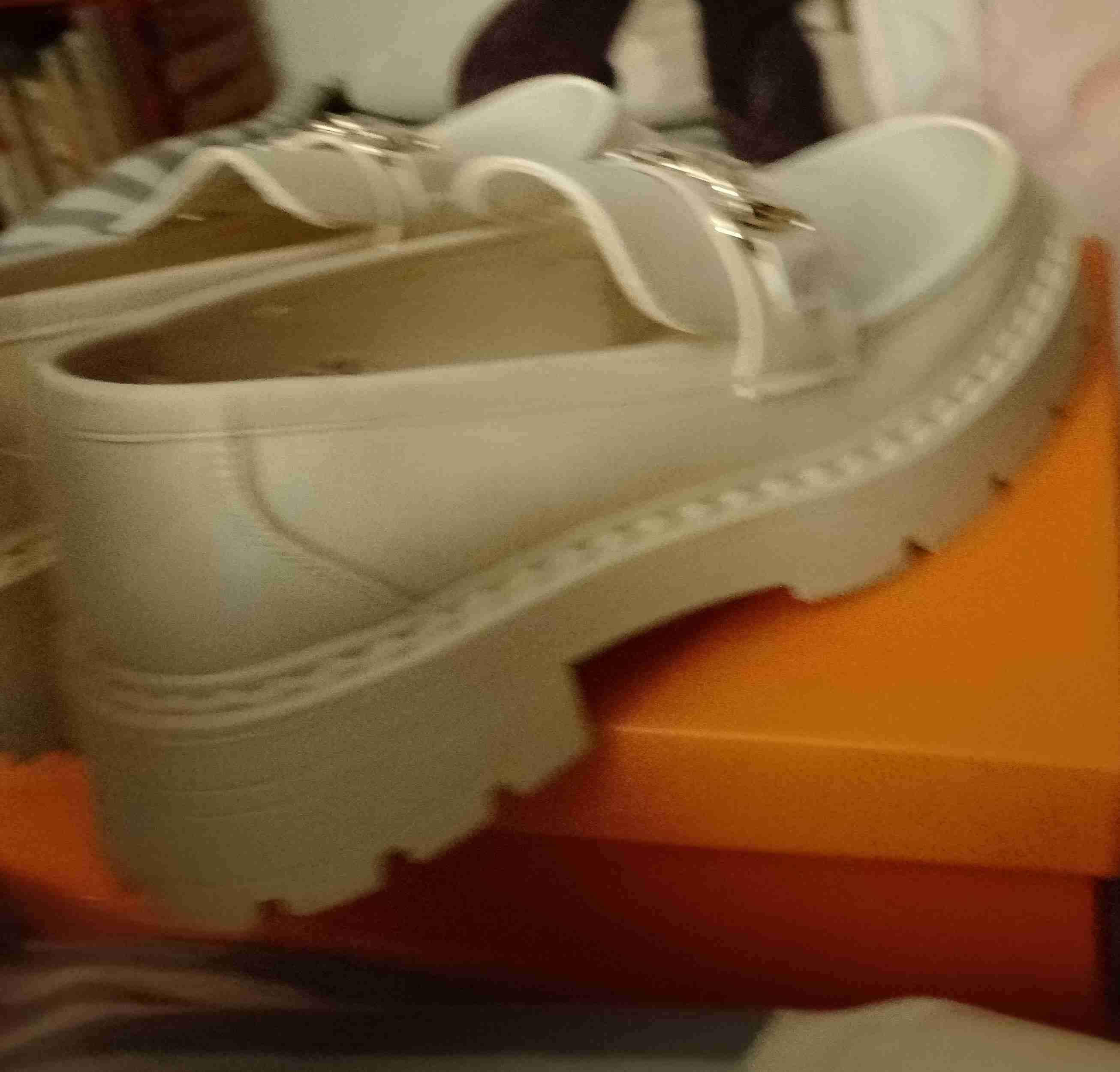Zapatos mocasines blancos con hebillas - miniatura 5