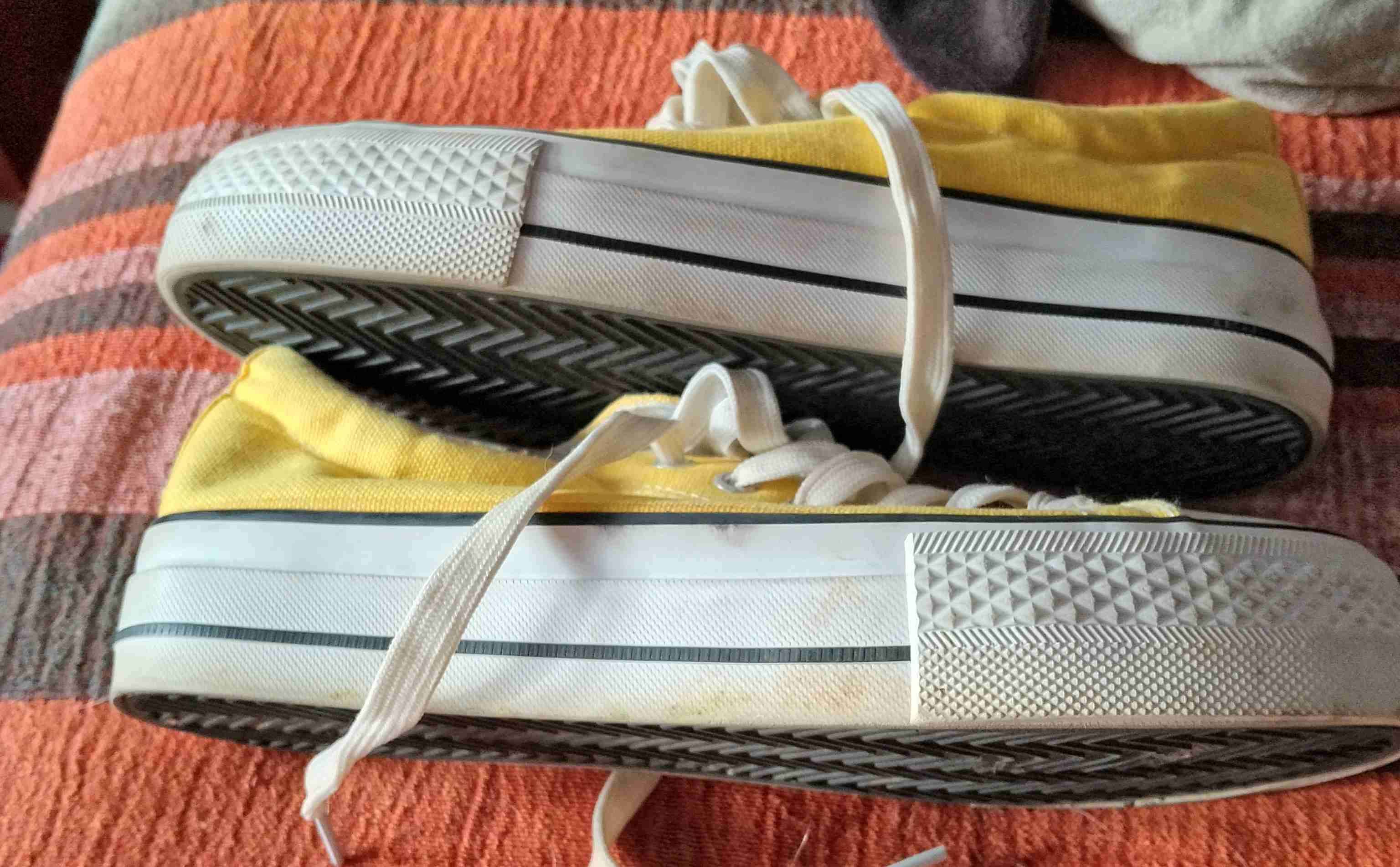 Zapatillas amarillas de lona