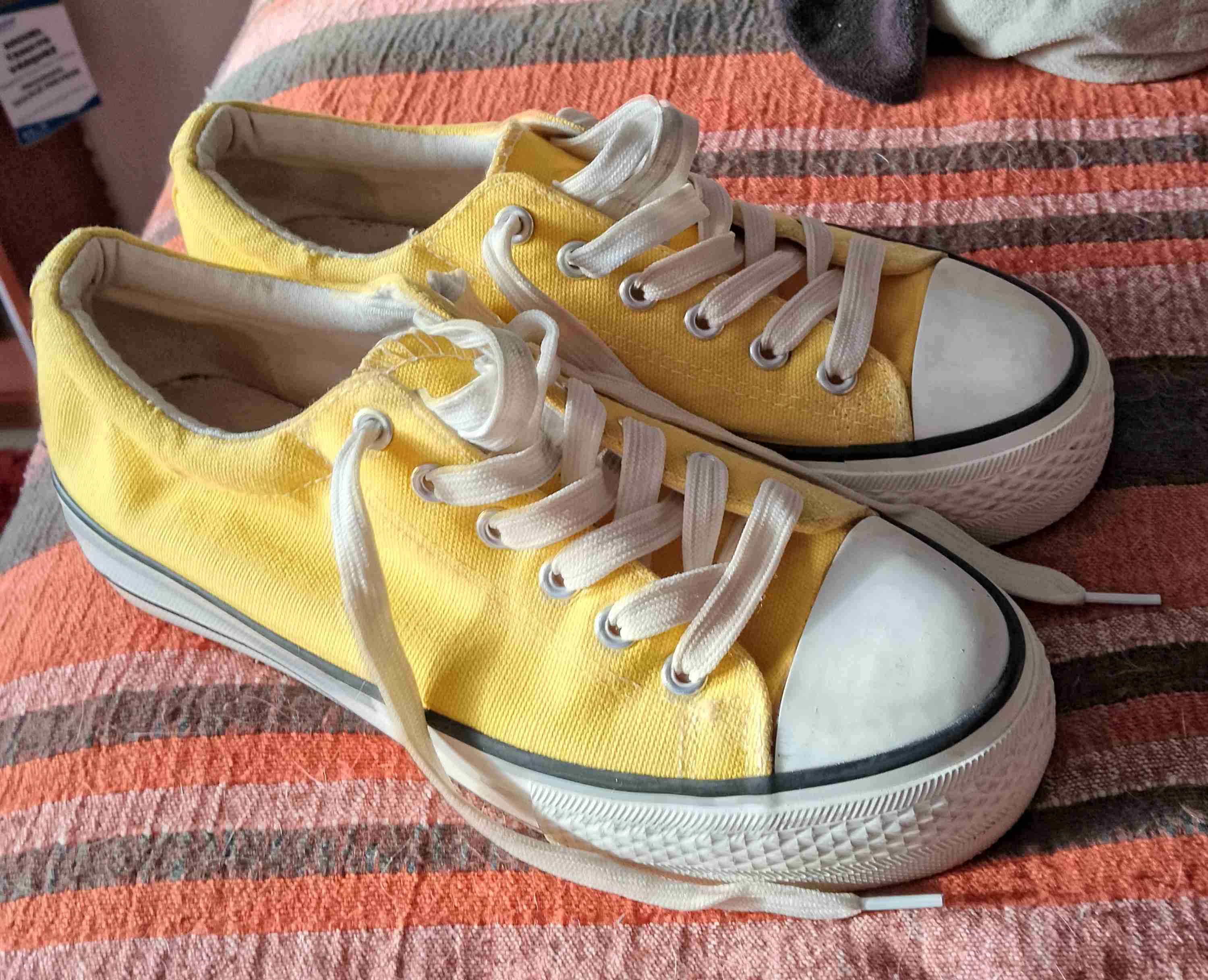Zapatillas amarillas de lona - miniatura 3