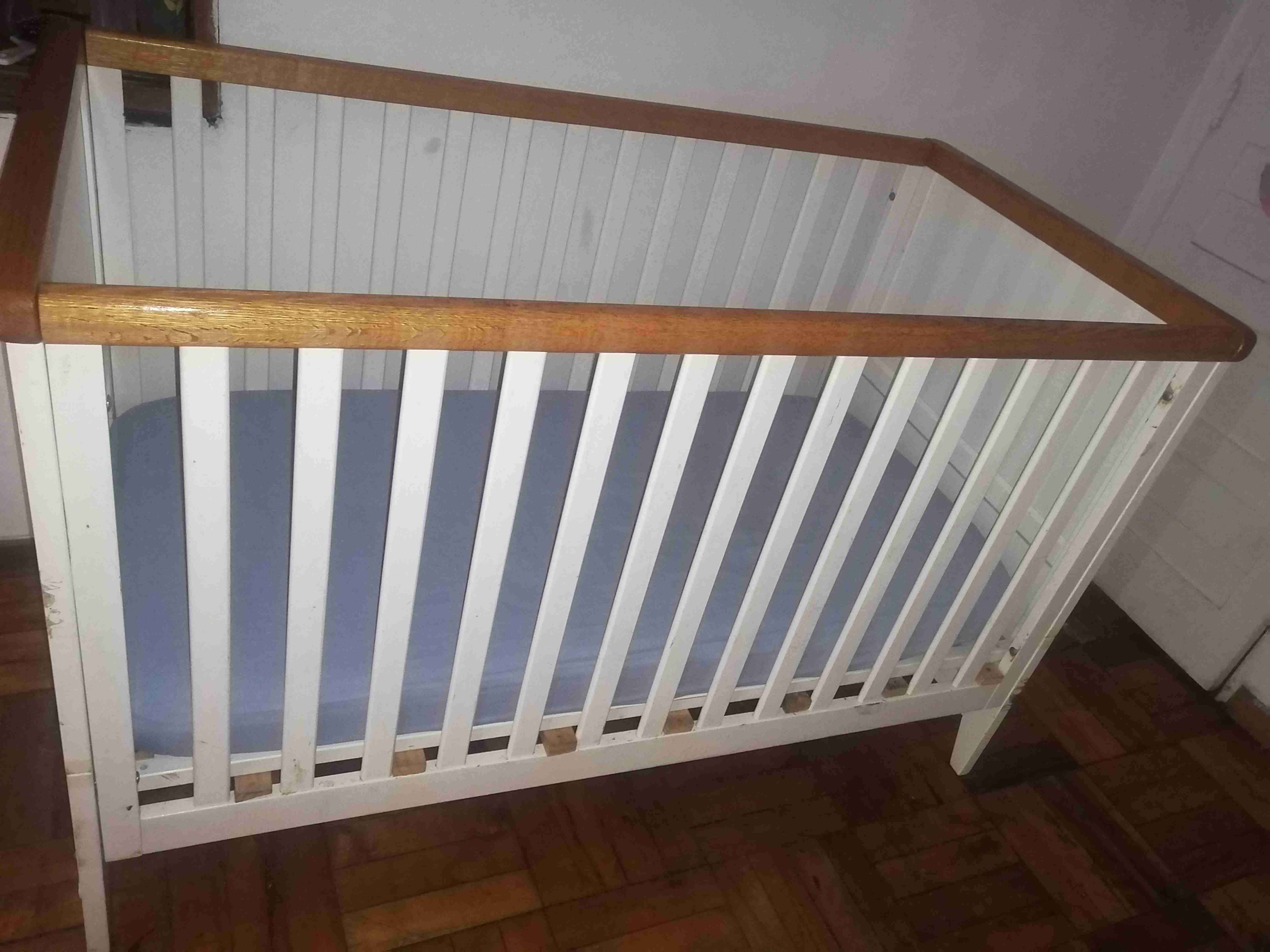 Cuna de madera blanca