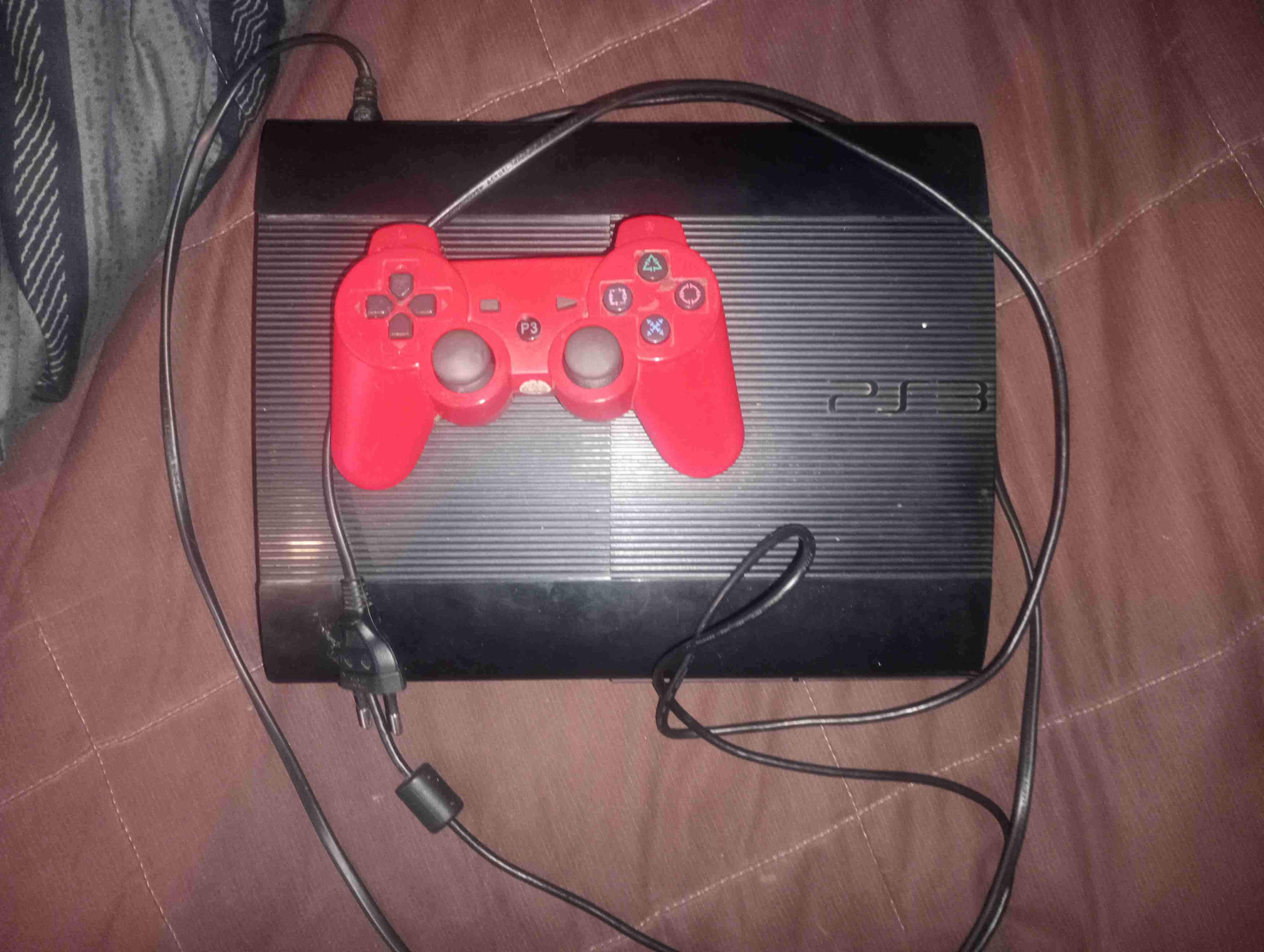 Consola PS3 con control rojo