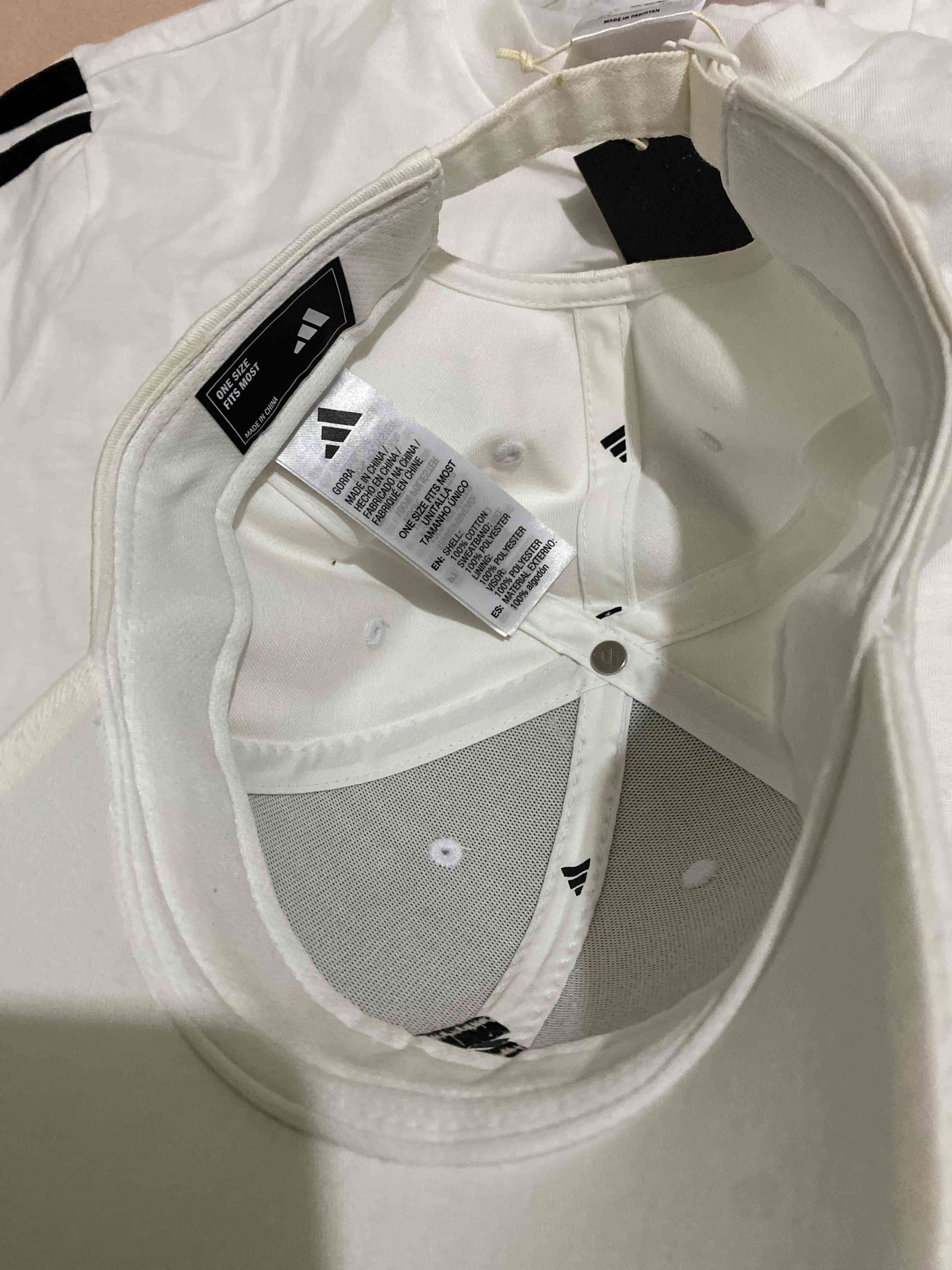 Polera y gorra blancas marca Adidas originales - miniatura 2