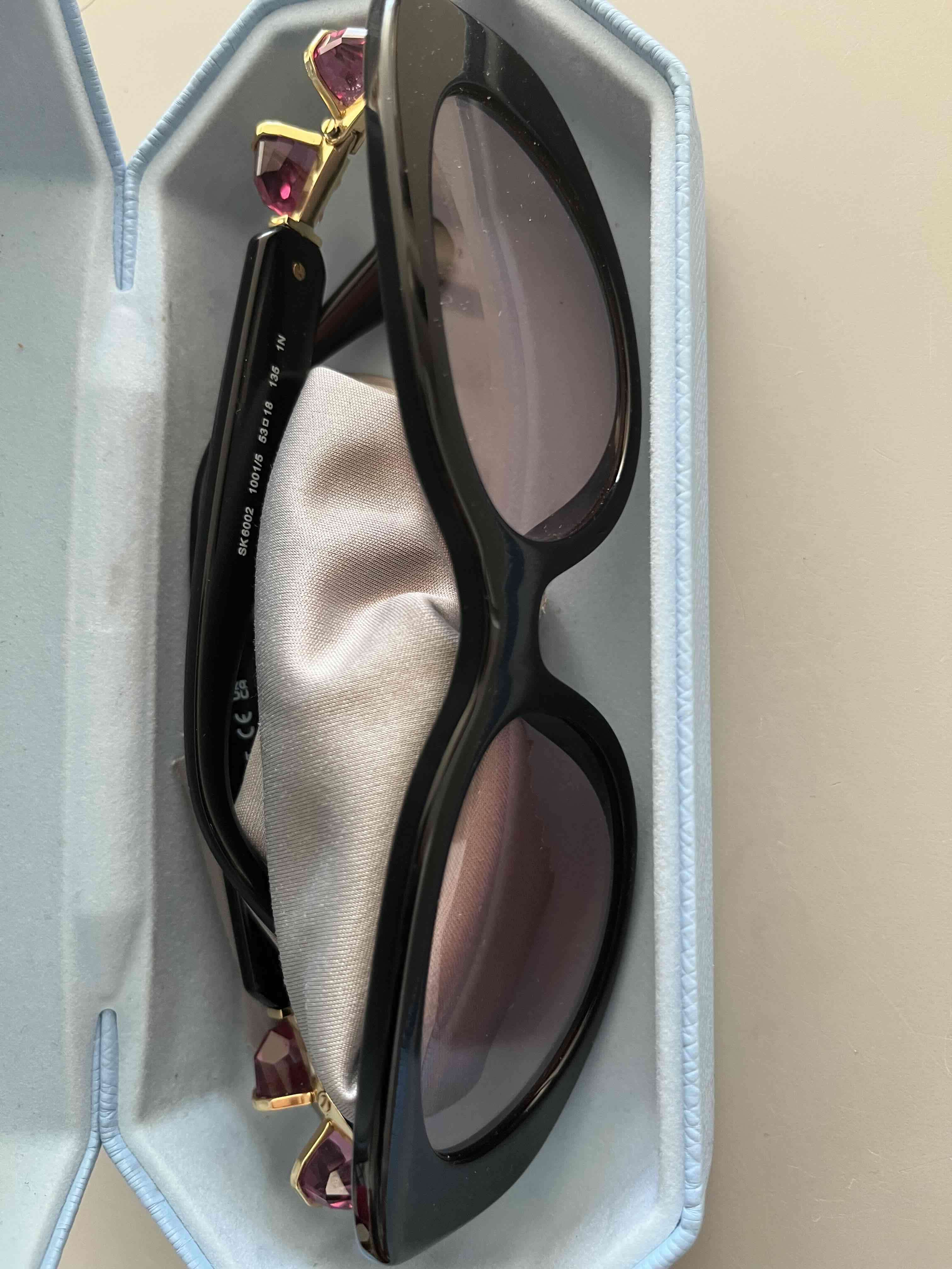 Gafas de sol negras swarosky  sin uso en su caja