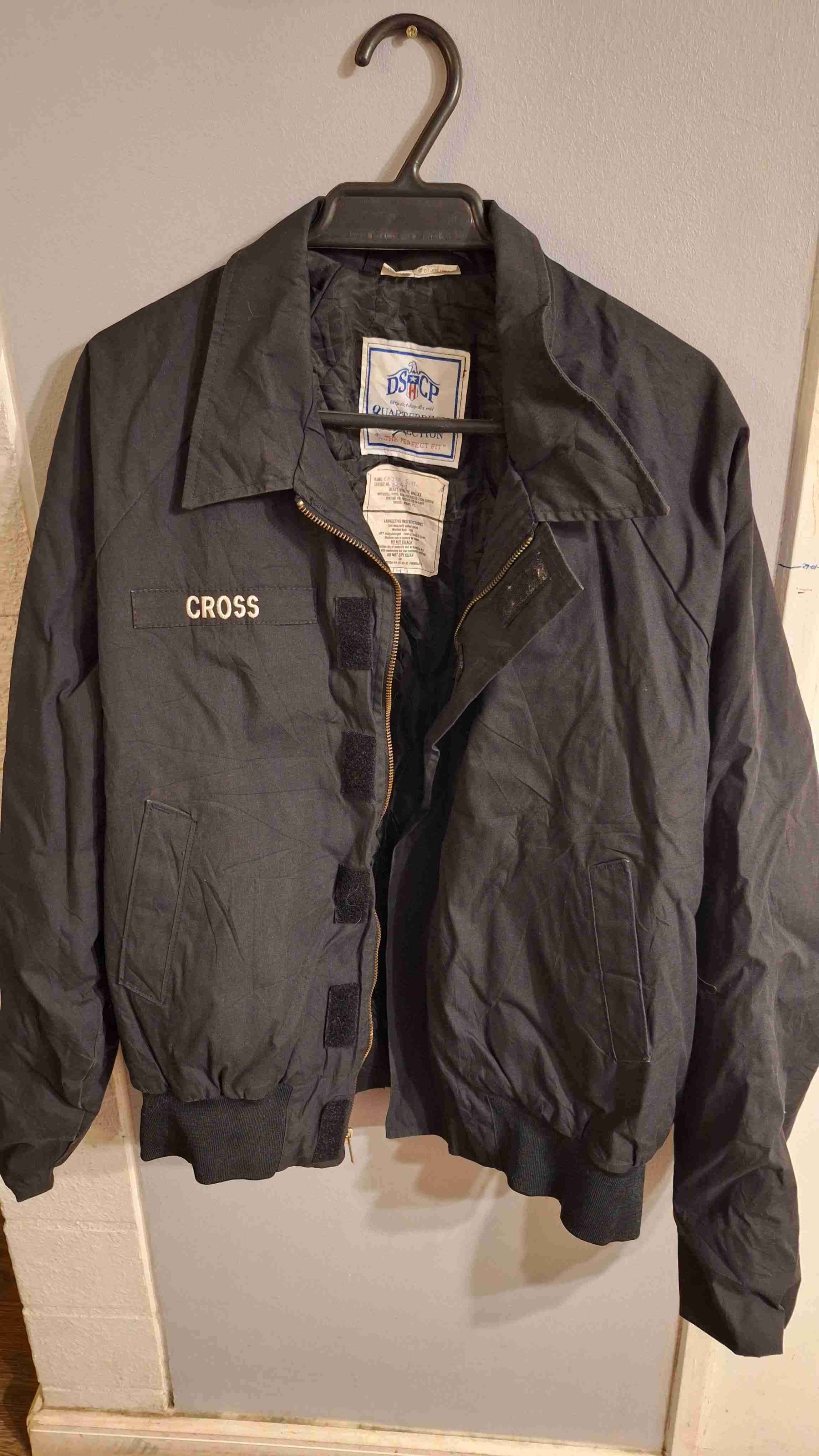 Chaqueta negra con cierre