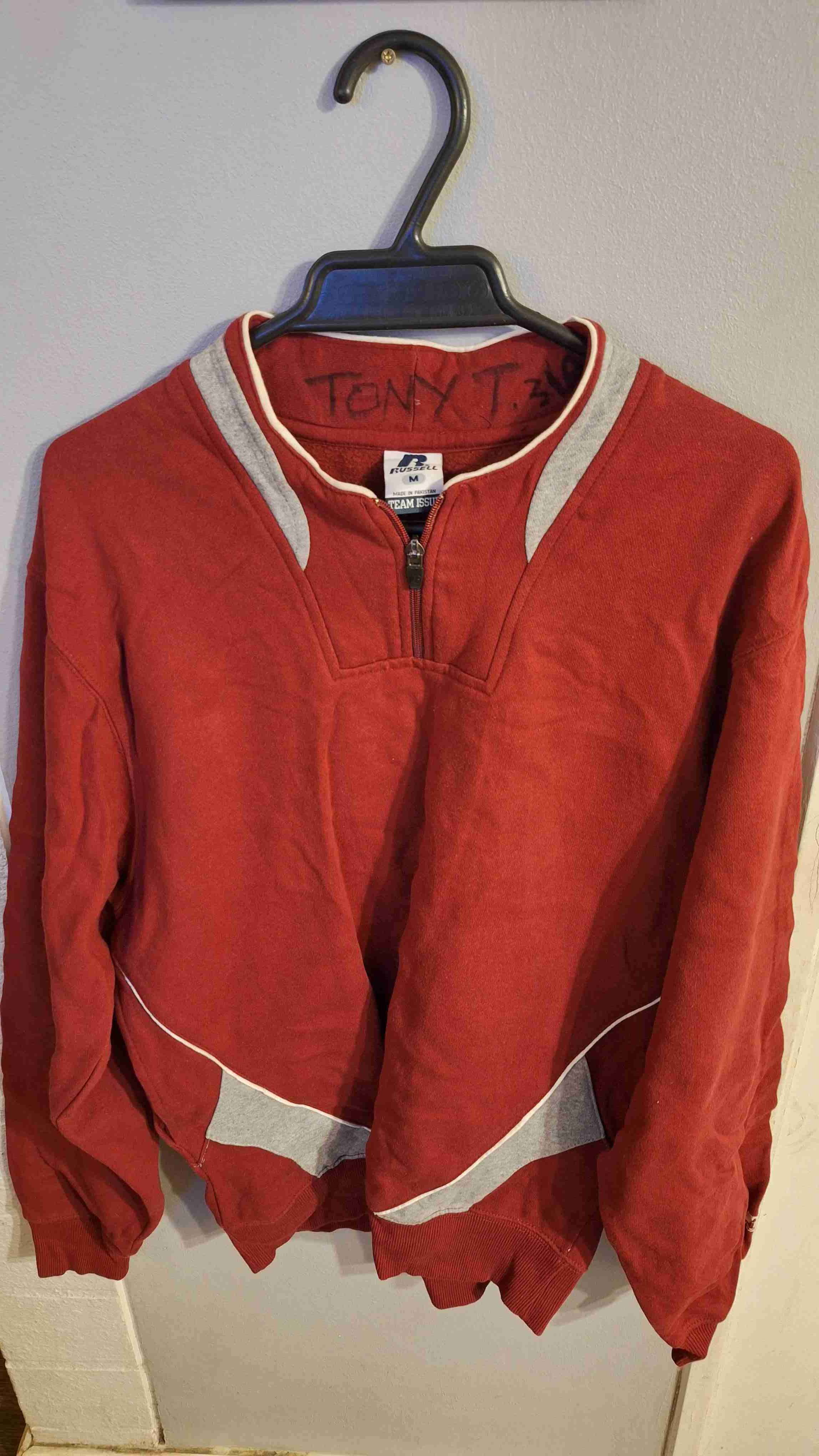 Buzo rojo con detalles grises