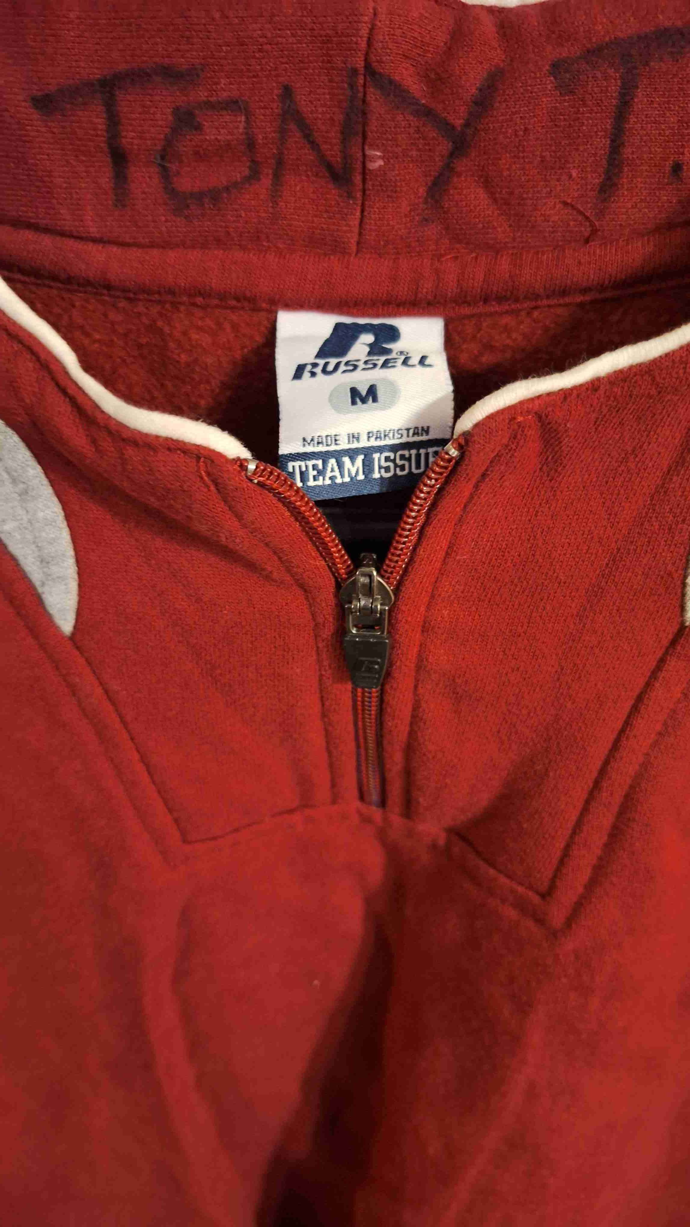 Buzo rojo con detalles grises - miniatura 2