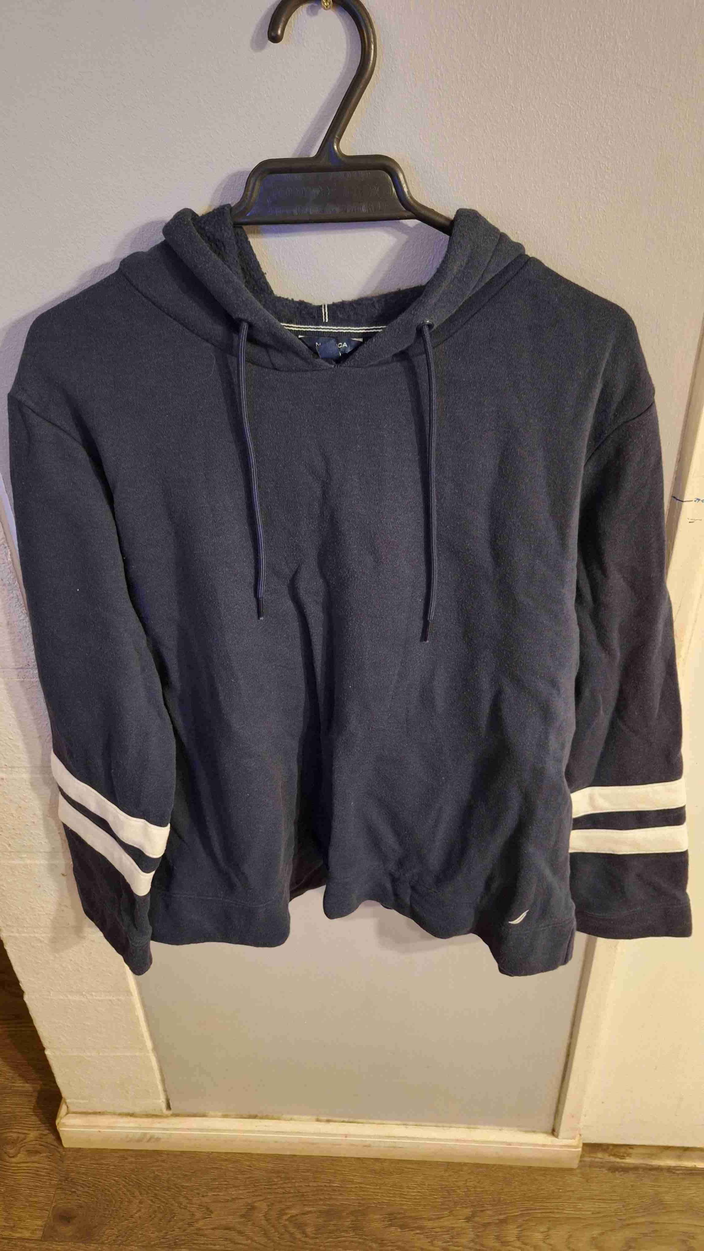 Polerón azul con capucha