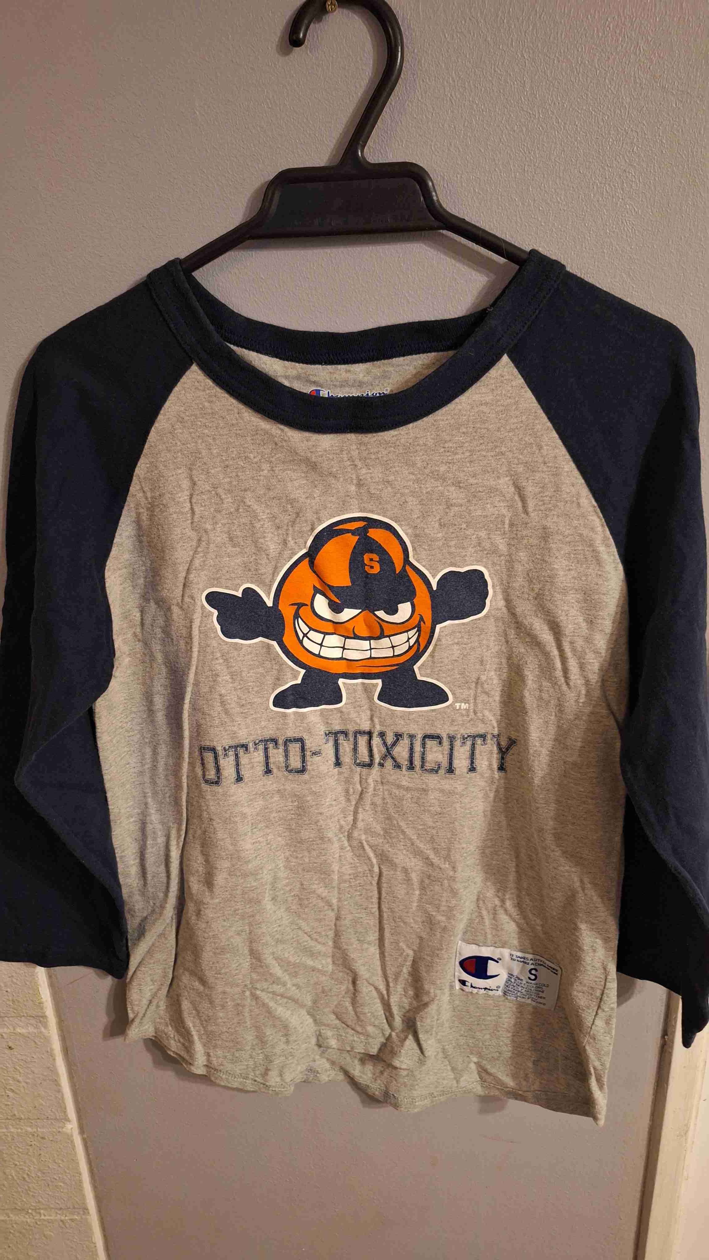 Polera manga larga gris y azul