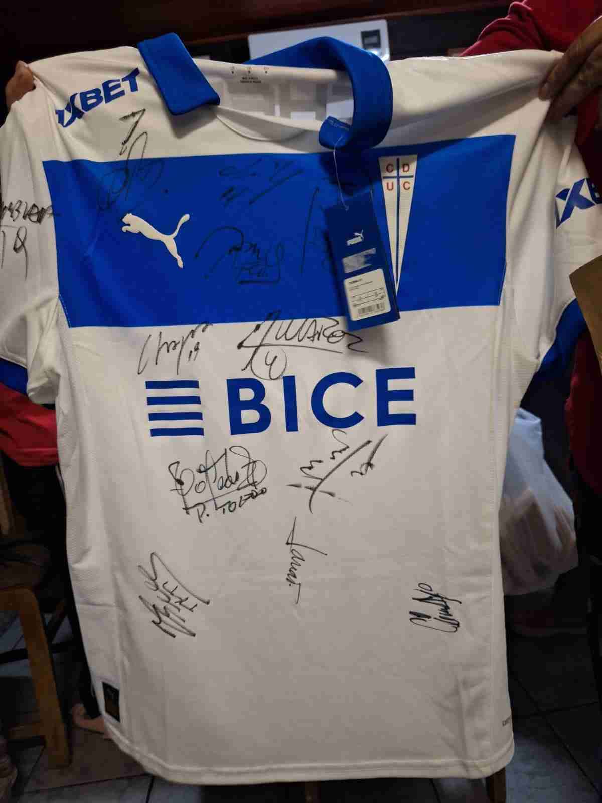 Camiseta firmada blanca de fútbol