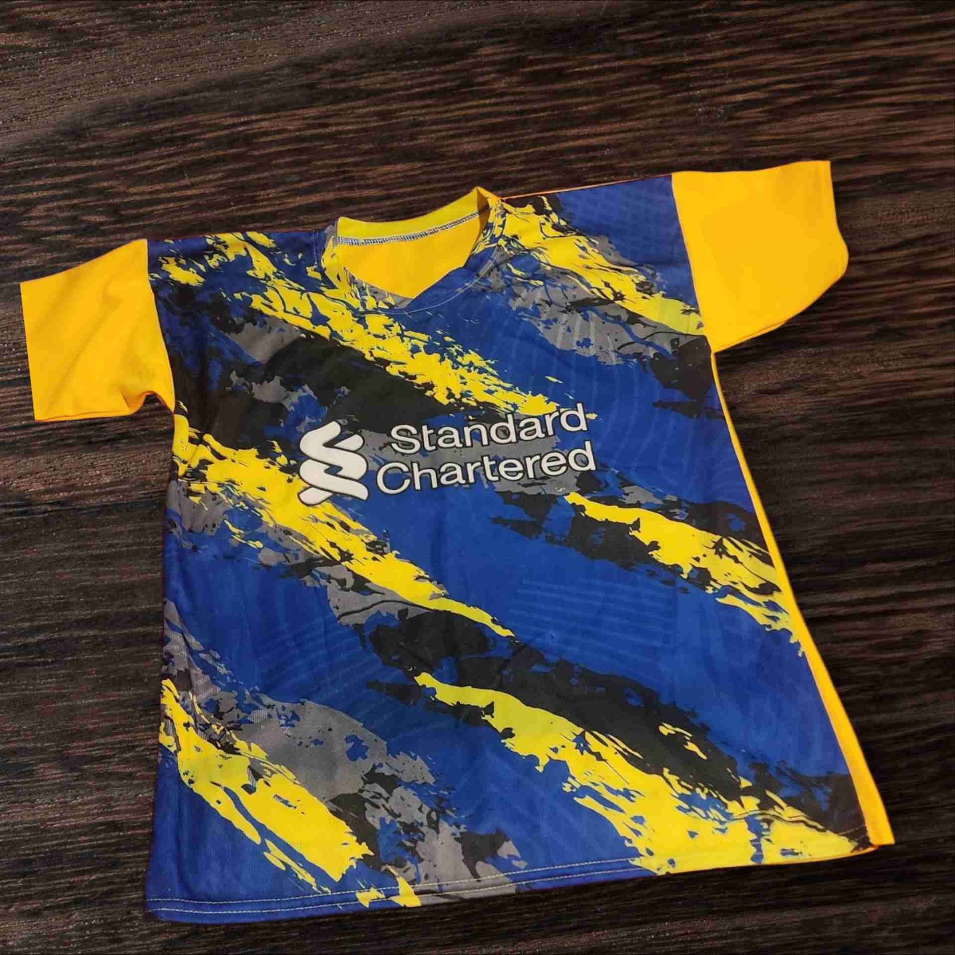 Polera deportiva azul, amarilla y blanca