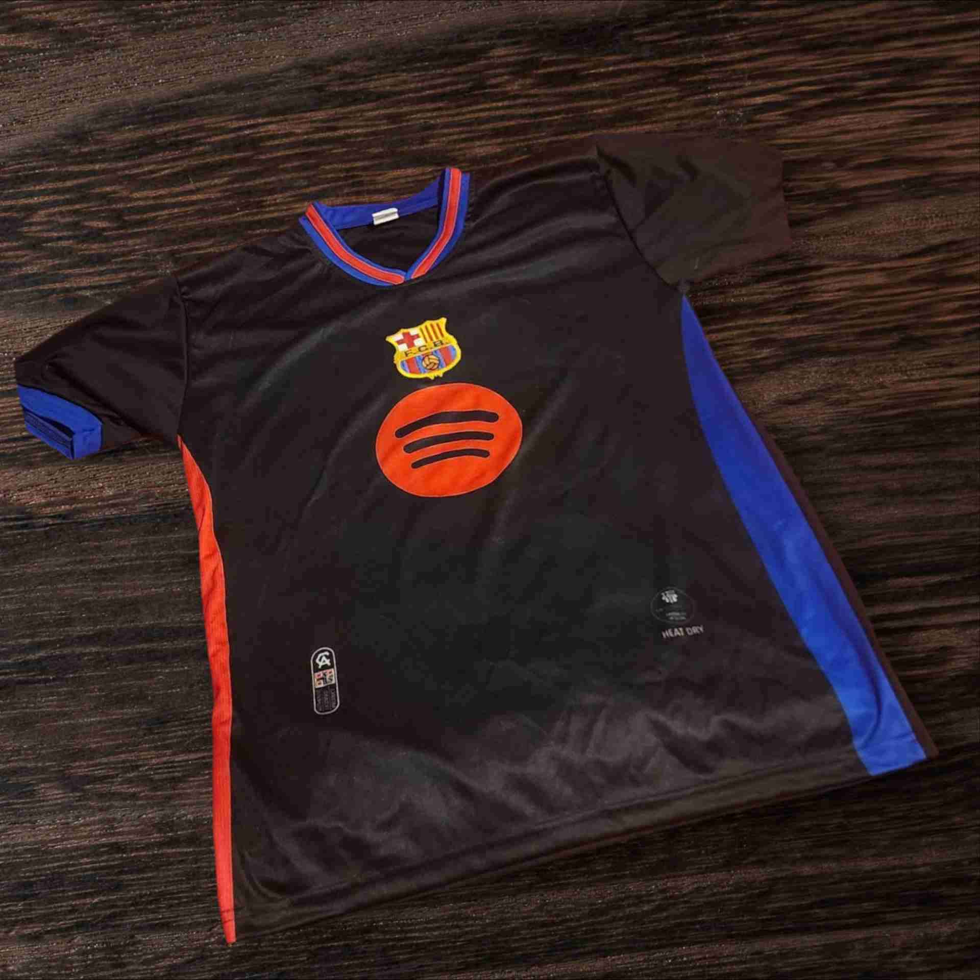 Polera deportiva azul, amarilla y blanca - miniatura 2