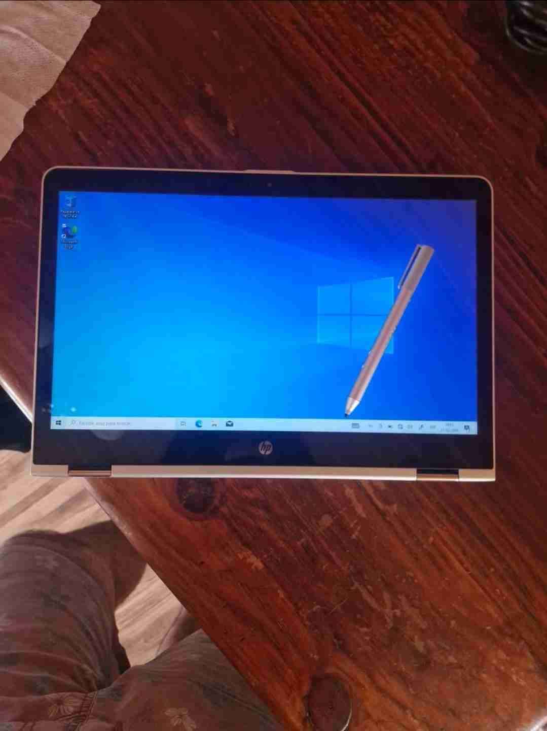 Laptop HP con cargador y lápiz - miniatura 2