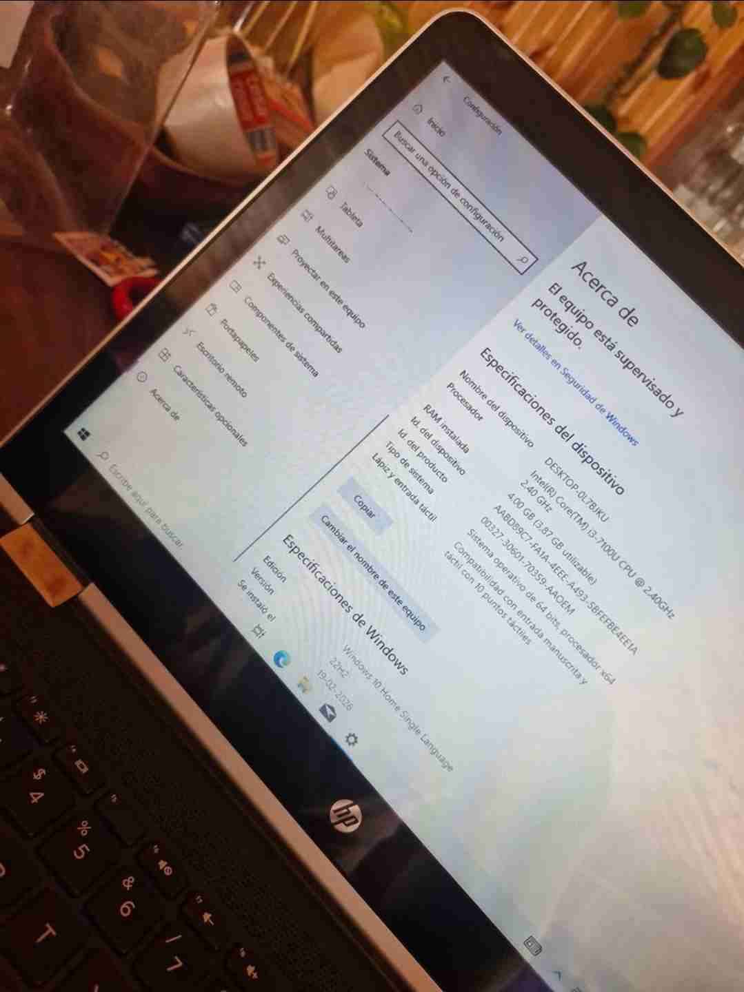 Laptop HP con cargador y lápiz - miniatura 3