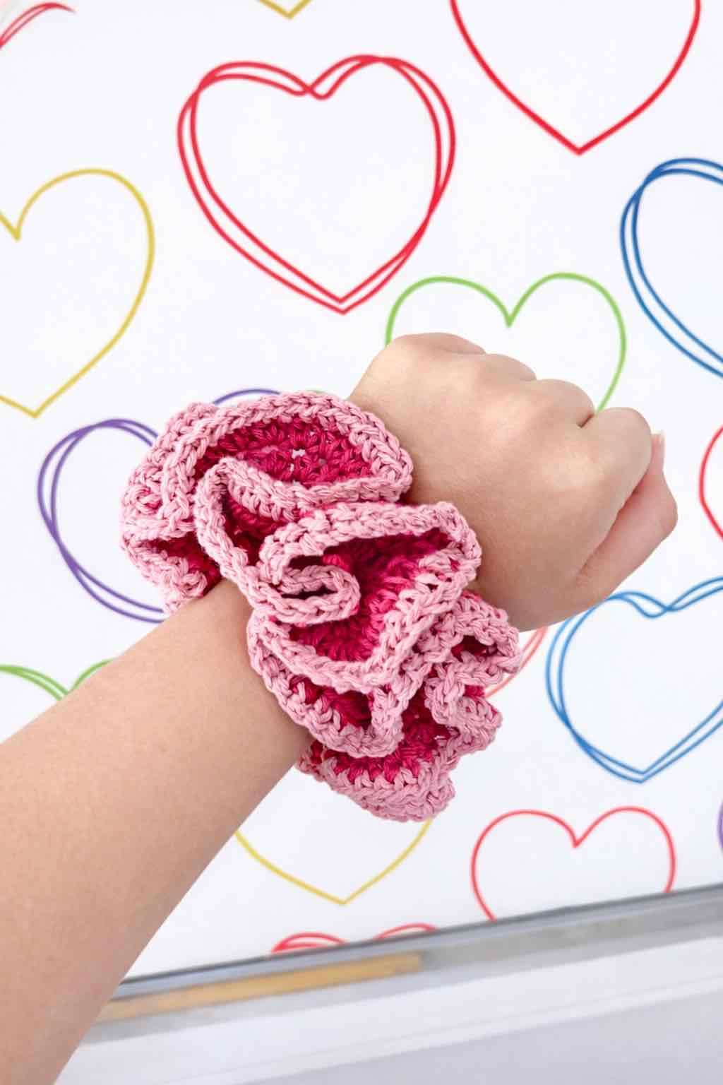 Scrunchie de crochet rosa